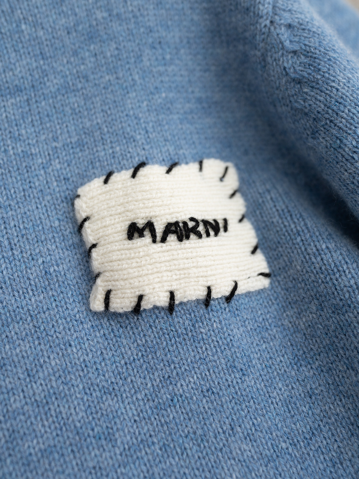 Marni 2025秋冬最新系列 圆领羊绒长袖 衫 单边织法灯笼袖设计 左胸手绣品牌字母 再手缝到固定位