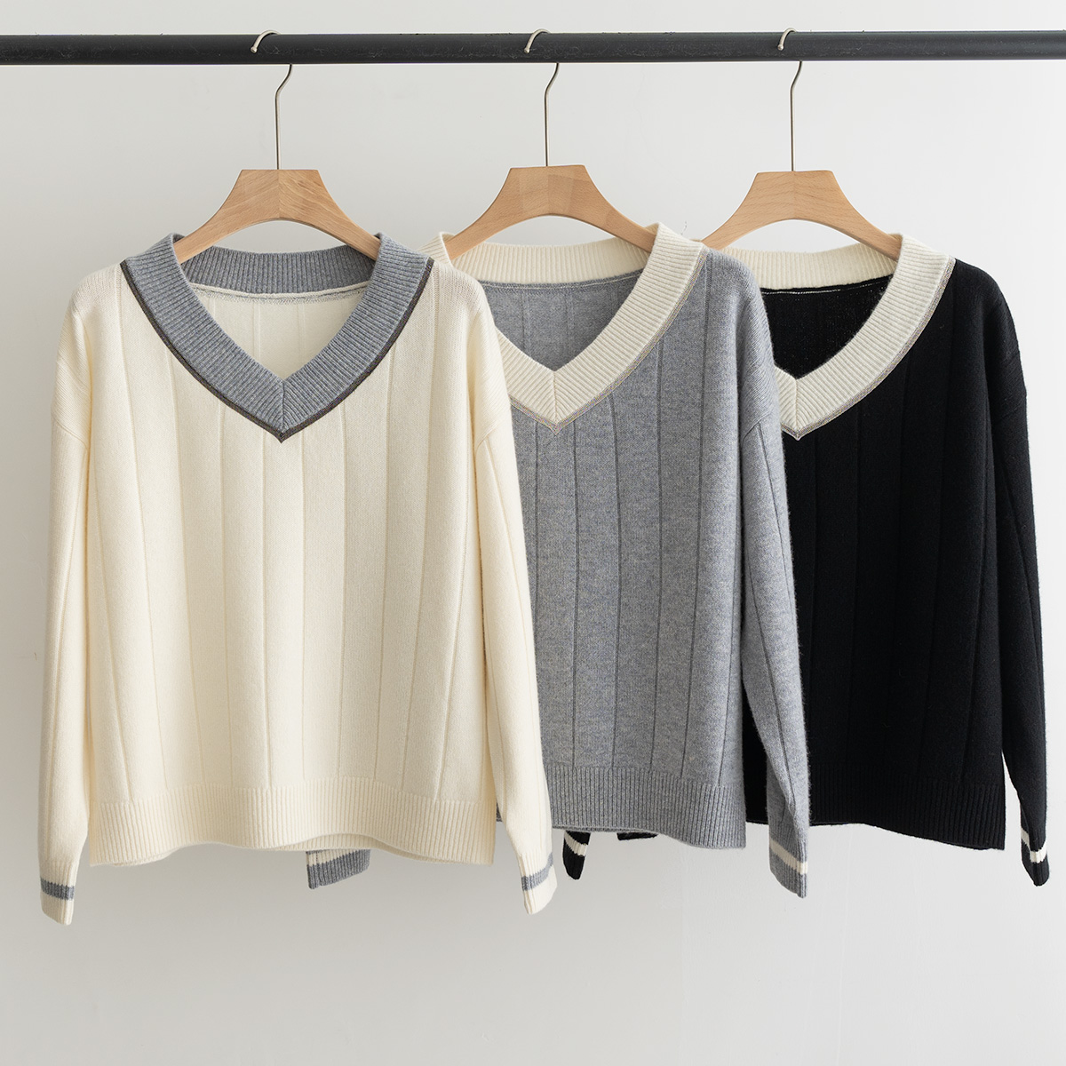 BC 25秋冬新款 拼色大V领针织长袖 单边加反针坑条织法 袖口领贴拼色织法 领贴处经典珠链嵌入设计 定