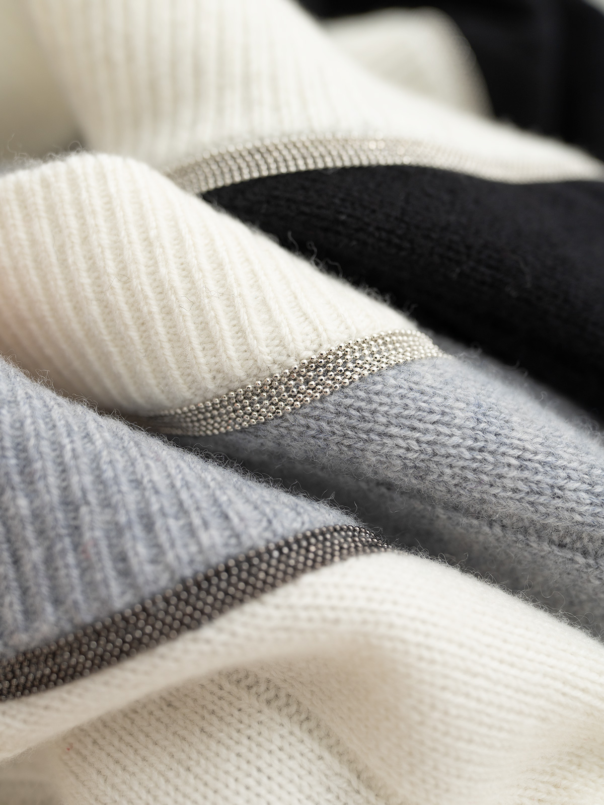 BC 25秋冬新款 拼色大V领针织长袖 单边加反针坑条织法 袖口领贴拼色织法 领贴处经典珠链嵌入设计 定