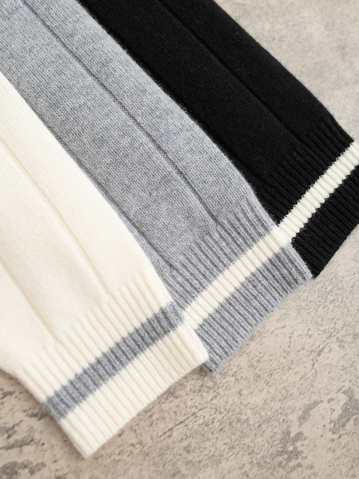 BC 25秋冬新款 拼色大V领针织长袖 单边加反针坑条织法 袖口领贴拼色织法 领贴处经典珠链嵌入设计 定