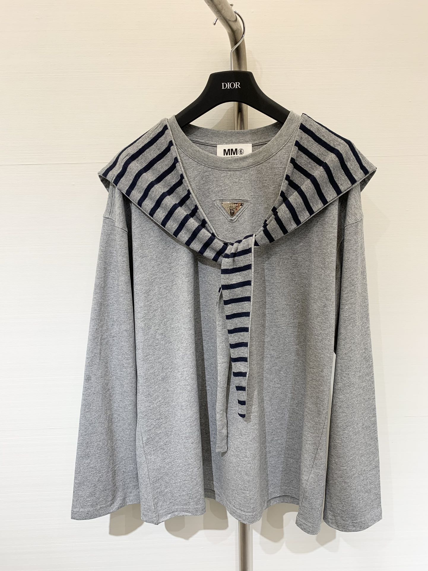 MM6 25早秋新款 设计感拼色假两件披肩圆领长袖 胸前数字🔢三角标饰设计 外搭条纹连帽披肩 设计感拉满
