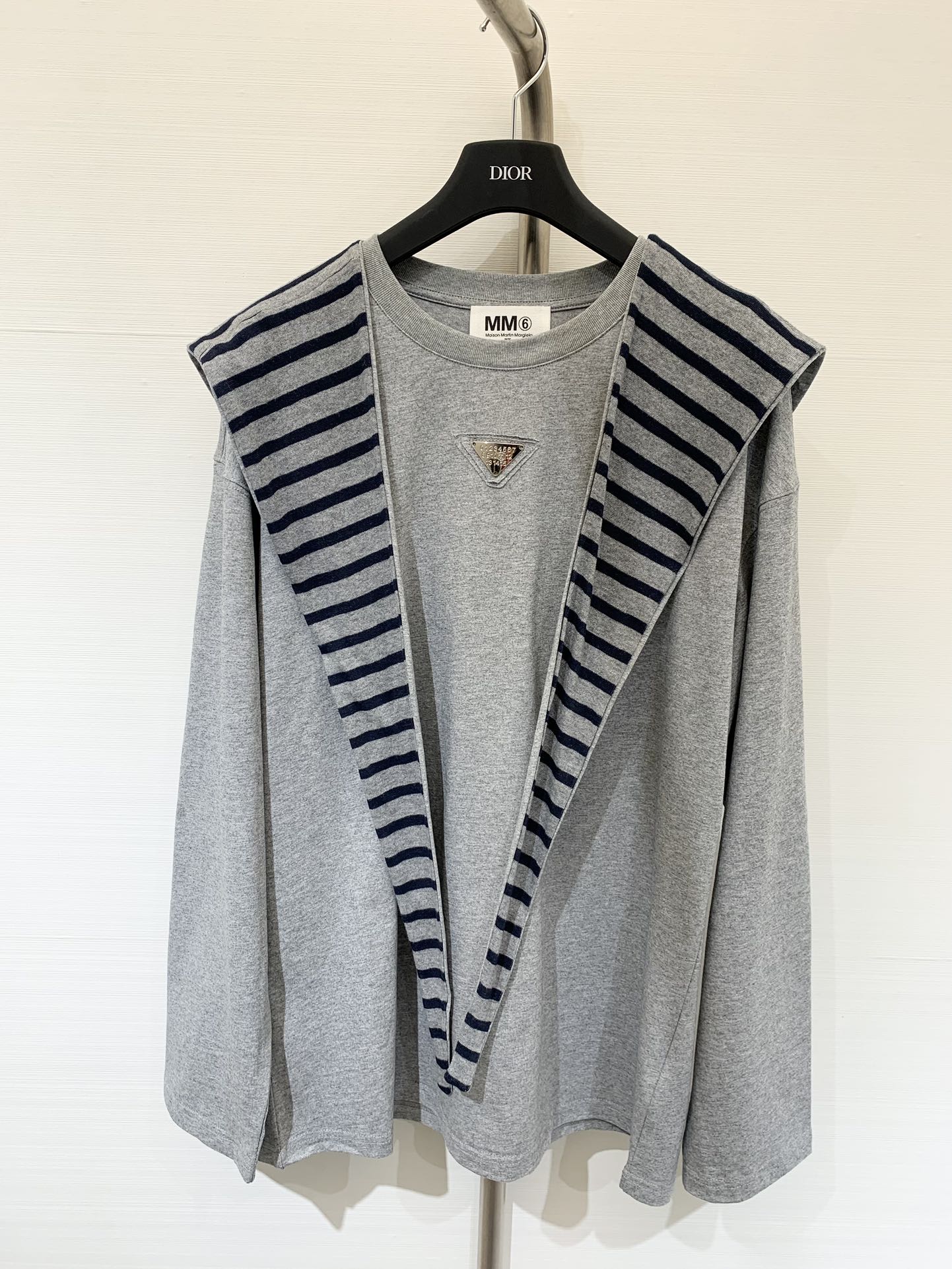 MM6 25早秋新款 设计感拼色假两件披肩圆领长袖 胸前数字🔢三角标饰设计 外搭条纹连帽披肩 设计感拉满