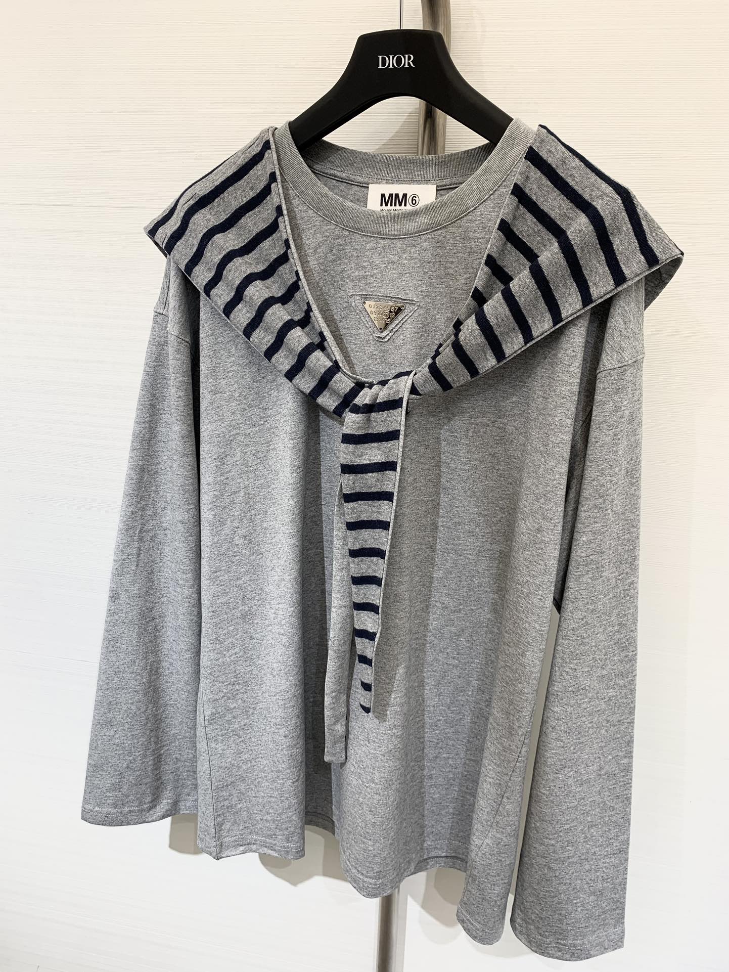 MM6 25早秋新款 设计感拼色假两件披肩圆领长袖 胸前数字🔢三角标饰设计 外搭条纹连帽披肩 设计感拉满