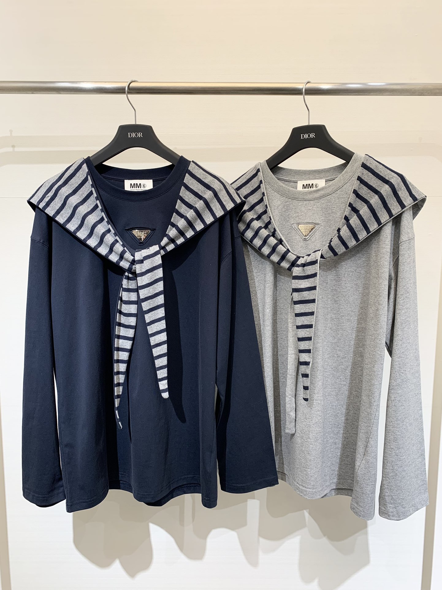 MM6 25早秋新款 设计感拼色假两件披肩圆领长袖 胸前数字🔢三角标饰设计 外搭条纹连帽披肩 设计感拉满