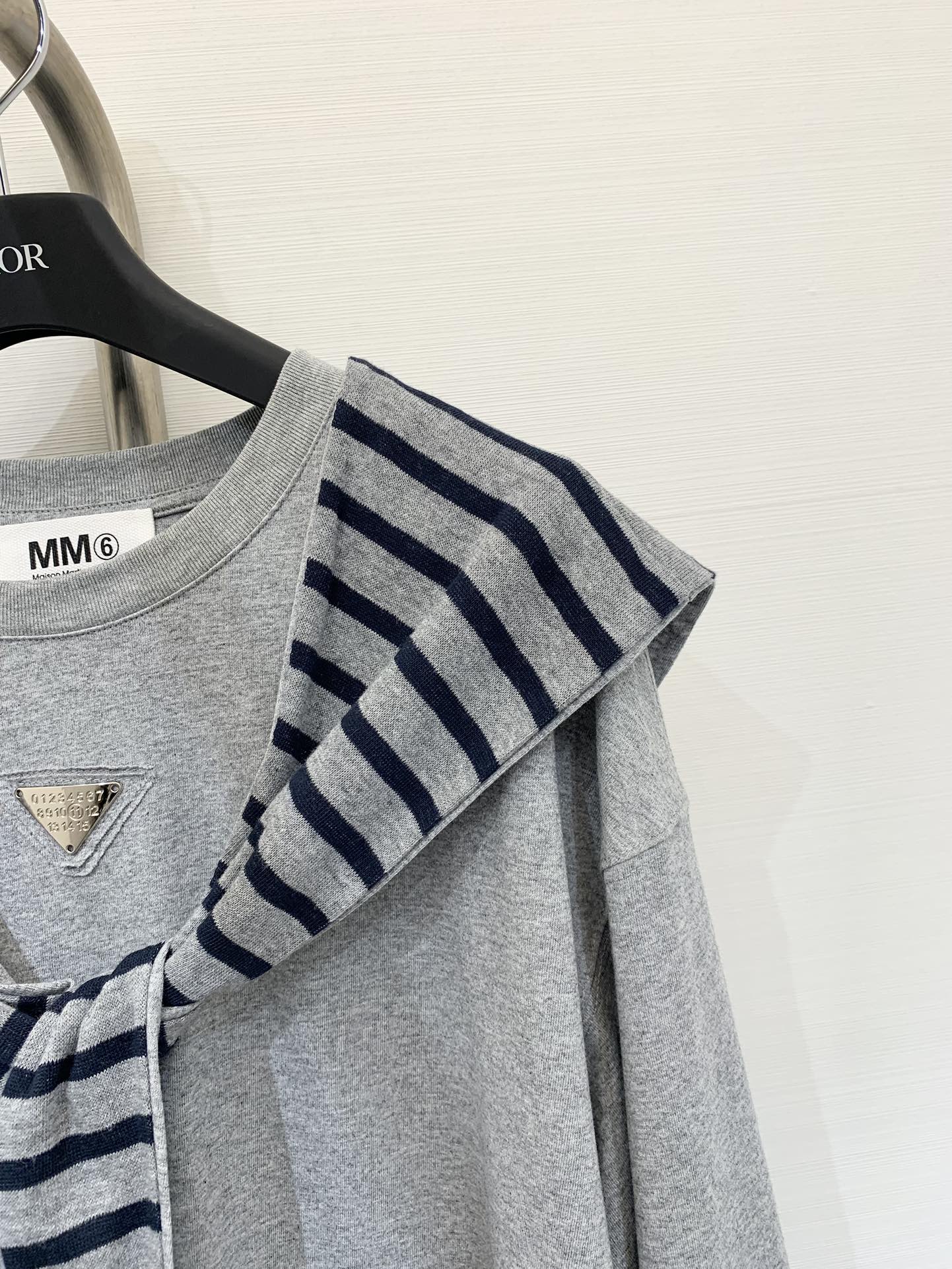 MM6 25早秋新款 设计感拼色假两件披肩圆领长袖 胸前数字🔢三角标饰设计 外搭条纹连帽披肩 设计感拉满