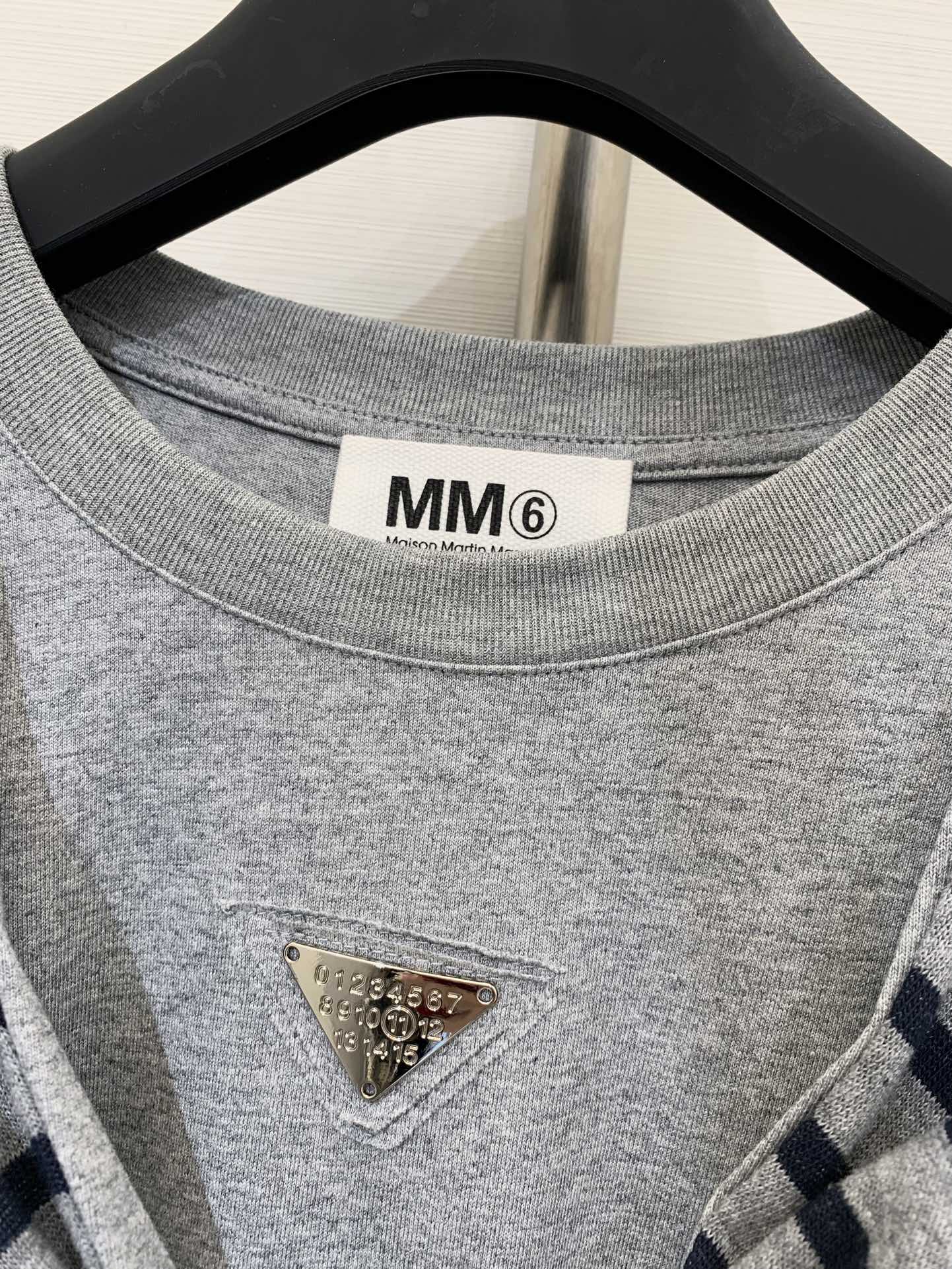 MM6 25早秋新款 设计感拼色假两件披肩圆领长袖 胸前数字🔢三角标饰设计 外搭条纹连帽披肩 设计感拉满