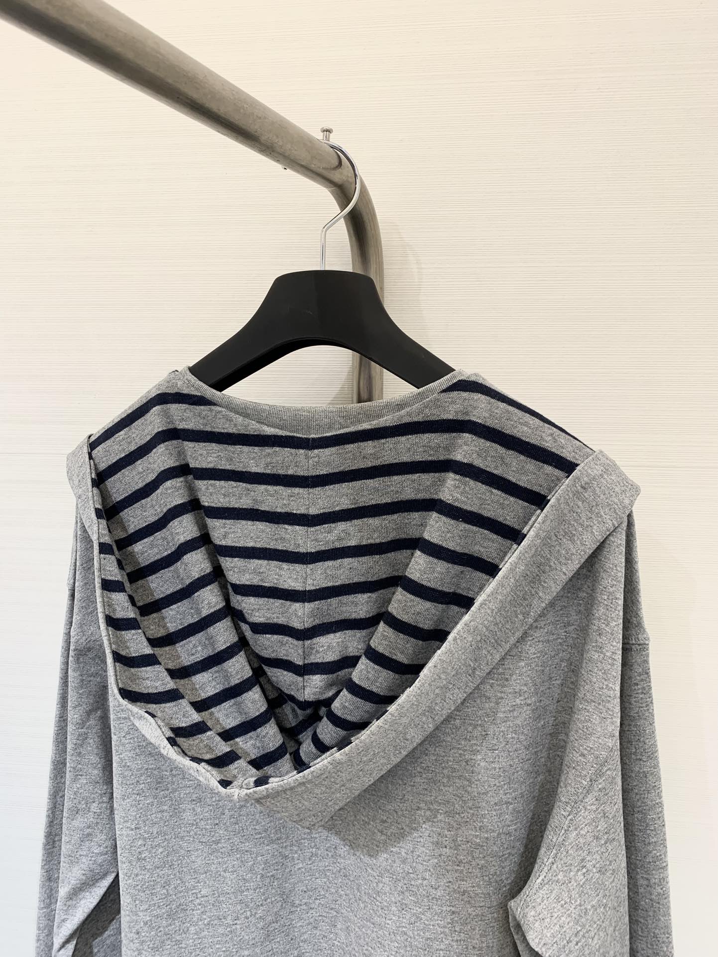 MM6 25早秋新款 设计感拼色假两件披肩圆领长袖 胸前数字🔢三角标饰设计 外搭条纹连帽披肩 设计感拉满