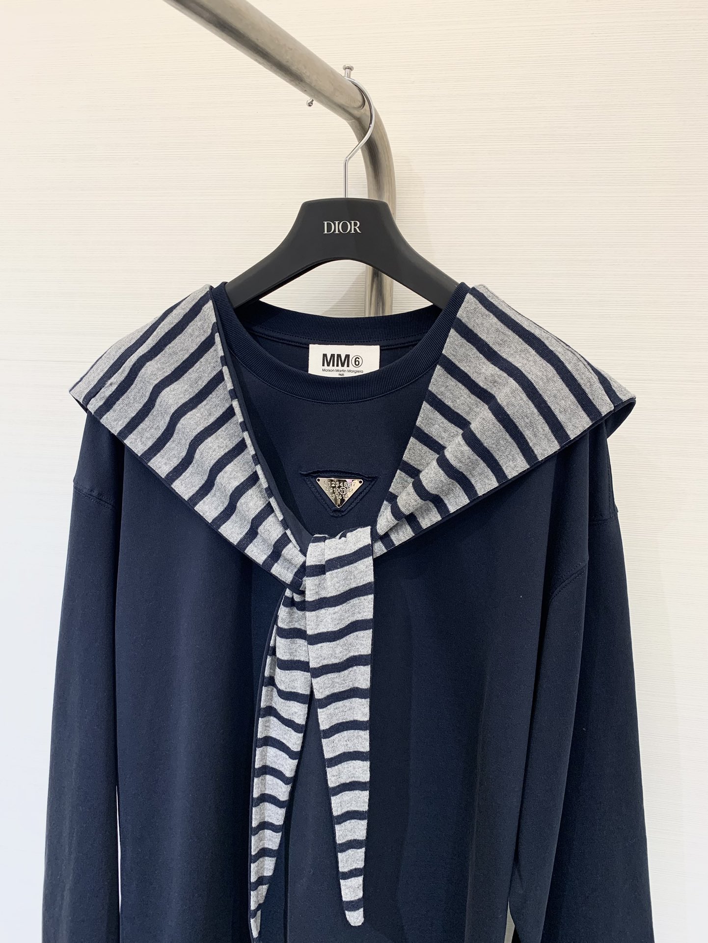 MM6 25早秋新款 设计感拼色假两件披肩圆领长袖 胸前数字🔢三角标饰设计 外搭条纹连帽披肩 设计感拉满