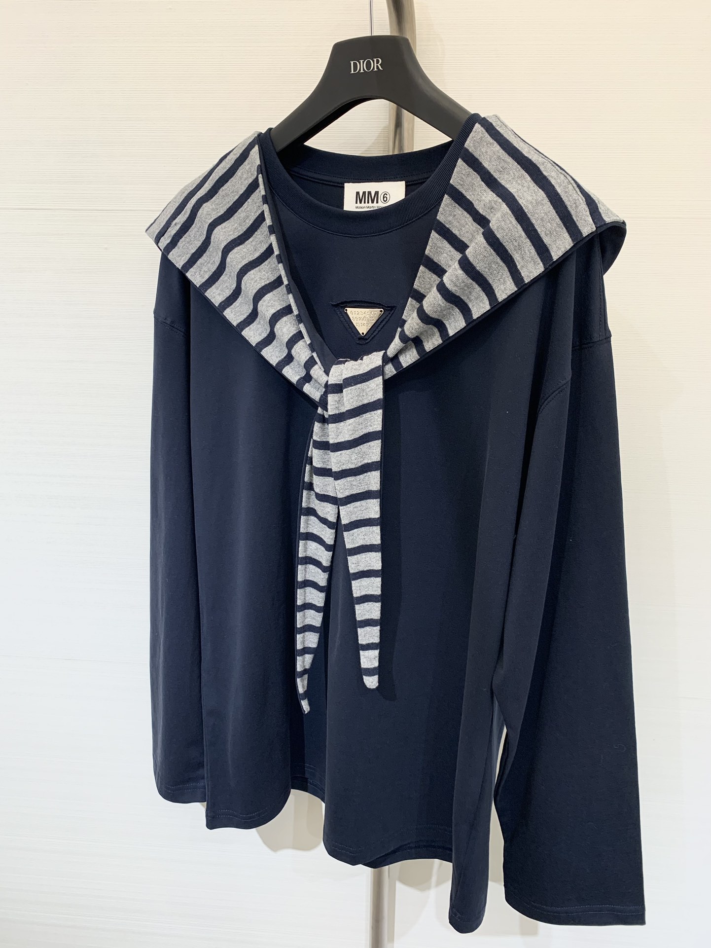 MM6 25早秋新款 设计感拼色假两件披肩圆领长袖 胸前数字🔢三角标饰设计 外搭条纹连帽披肩 设计感拉满