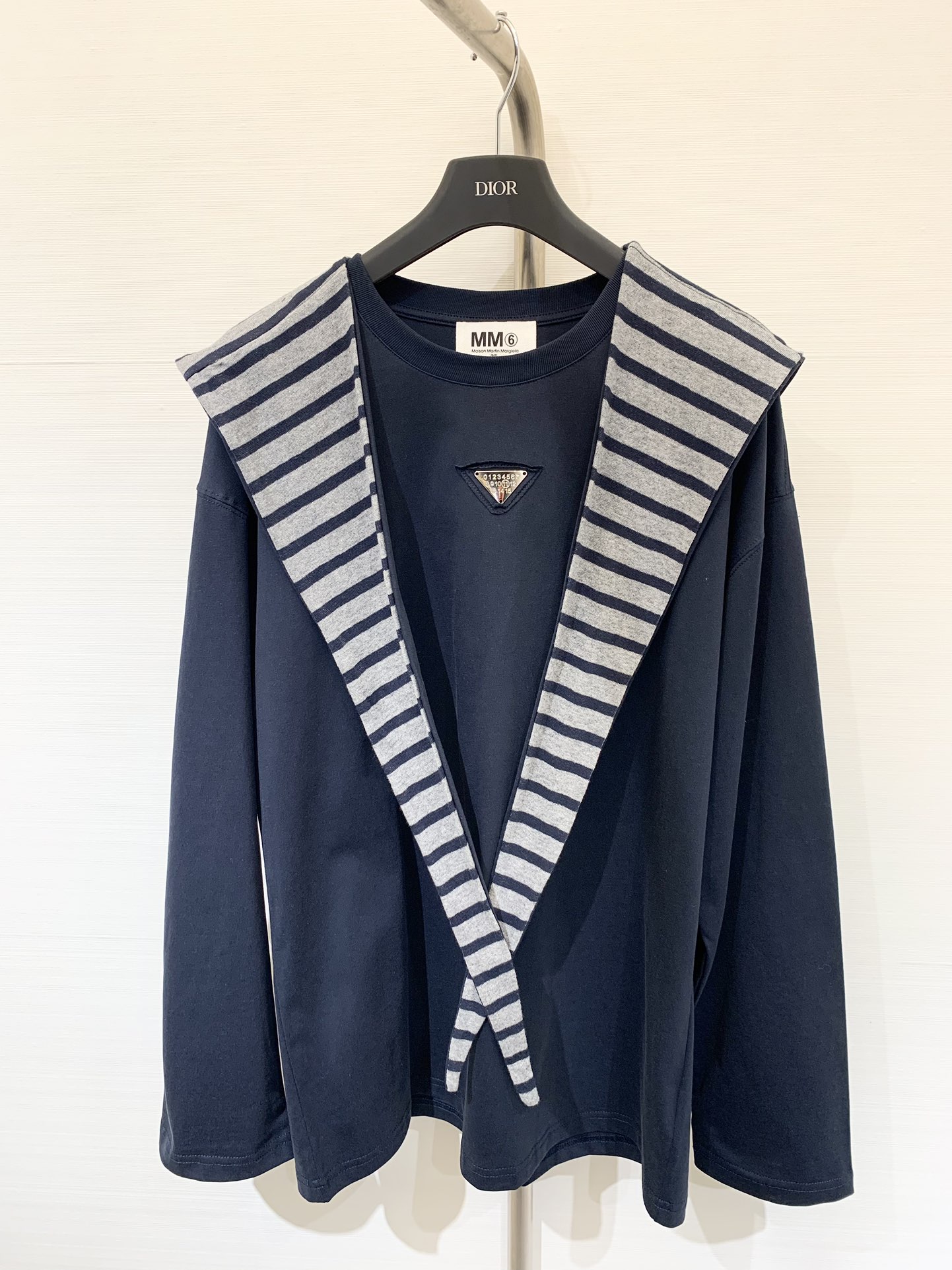 MM6 25早秋新款 设计感拼色假两件披肩圆领长袖 胸前数字🔢三角标饰设计 外搭条纹连帽披肩 设计感拉满