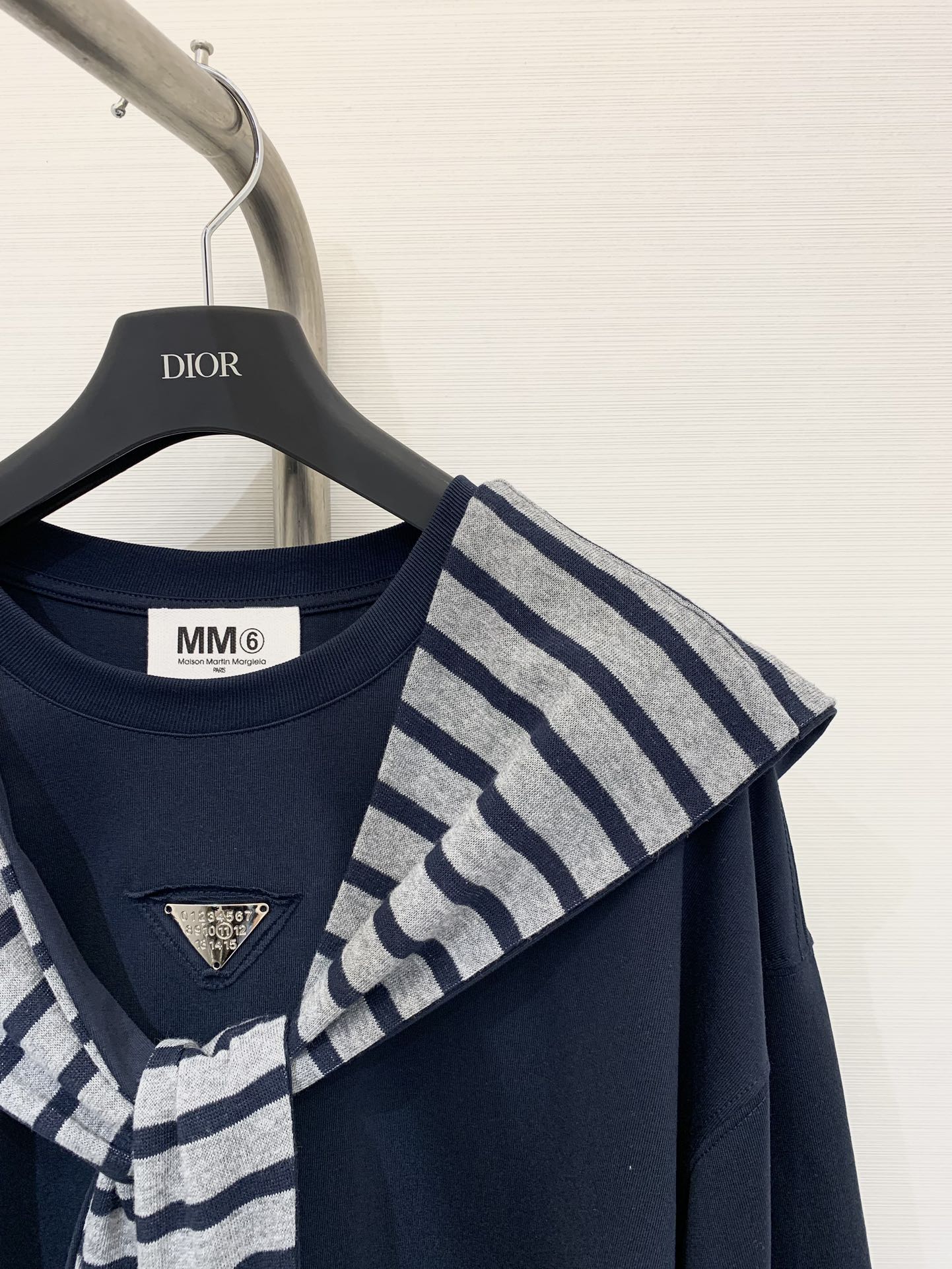 MM6 25早秋新款 设计感拼色假两件披肩圆领长袖 胸前数字🔢三角标饰设计 外搭条纹连帽披肩 设计感拉满