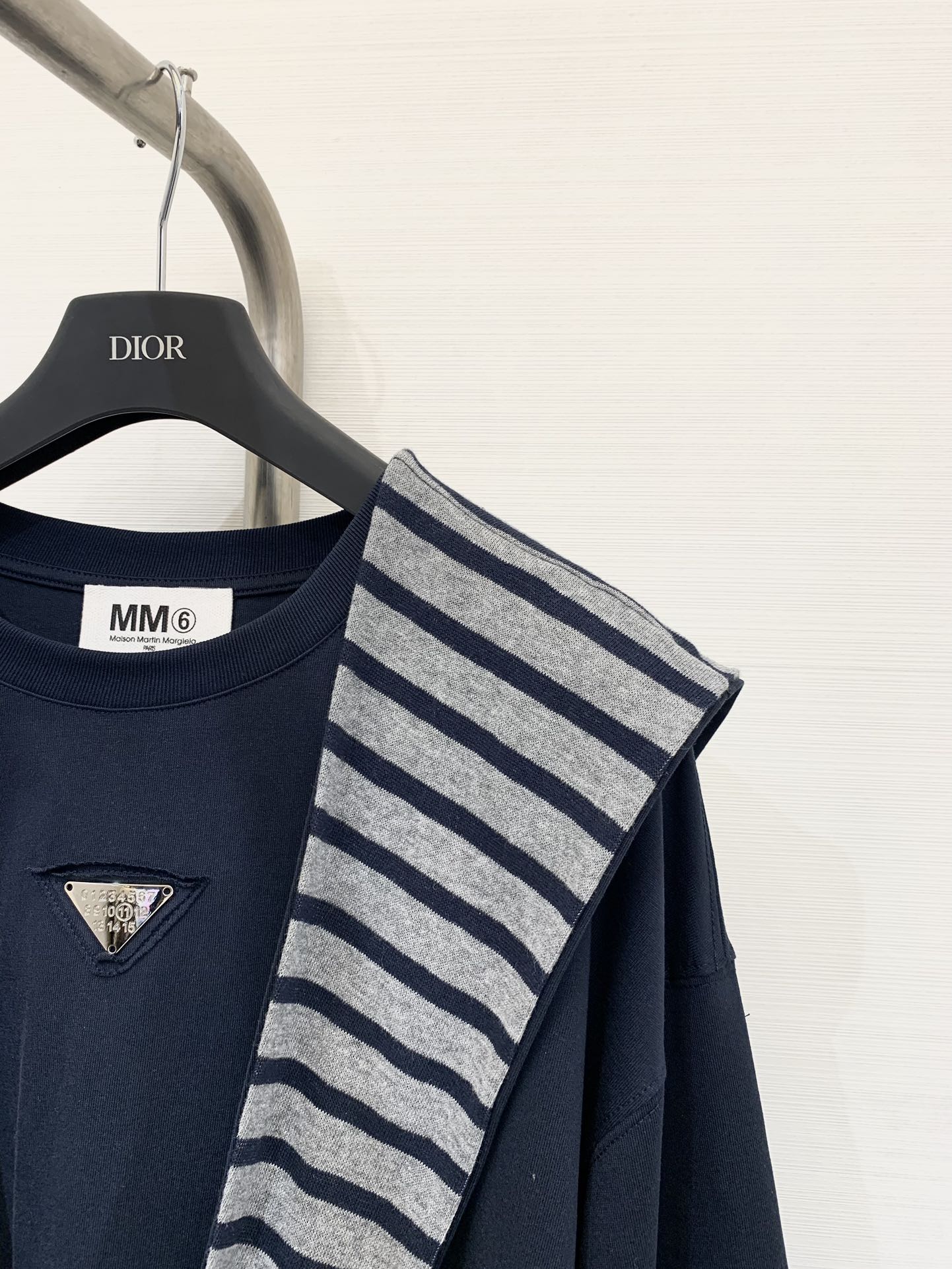 MM6 25早秋新款 设计感拼色假两件披肩圆领长袖 胸前数字🔢三角标饰设计 外搭条纹连帽披肩 设计感拉满