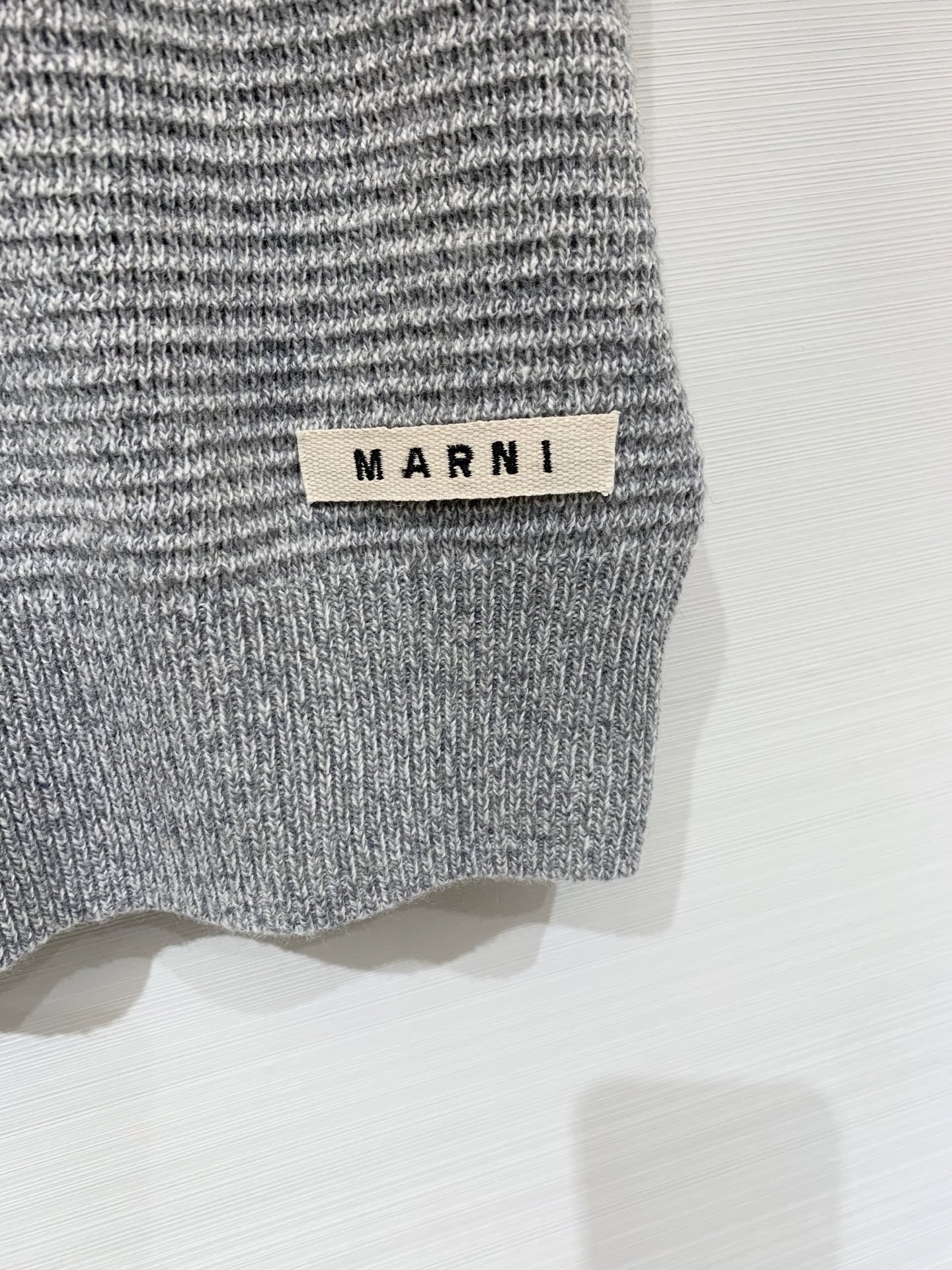 Marni 25早秋新款 假两件半拉毛织短袖 羊毛混纺面料 半拉。olo领设计 假两件短袖叠搭穿法 下摆