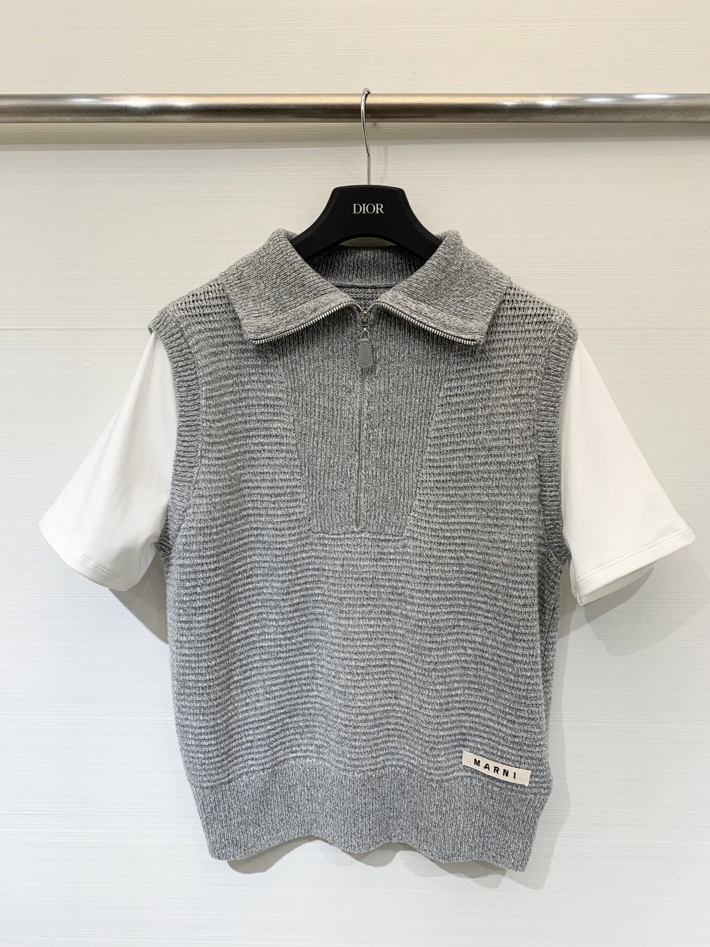 NO:496538,Marni 25 early autumn new model, fake two-piece half-pulled wool short-sleeved wool blended fabric, half-pulled Polo collar design, fake two-piece short-sleeved wool short-sleeved wool-blocking method, hem embellishment logo, high-end and casual two-color sml,,marni, T-shirt,alexander wang19860909Marni 25早秋新款 假两件半拉毛织短袖 羊毛混纺面料 半拉Polo领设计 假两件短袖叠搭穿法 下摆点缀logo 高级又休闲 两色sml,,marni,T-shirt,alexander wang,Women's clothing