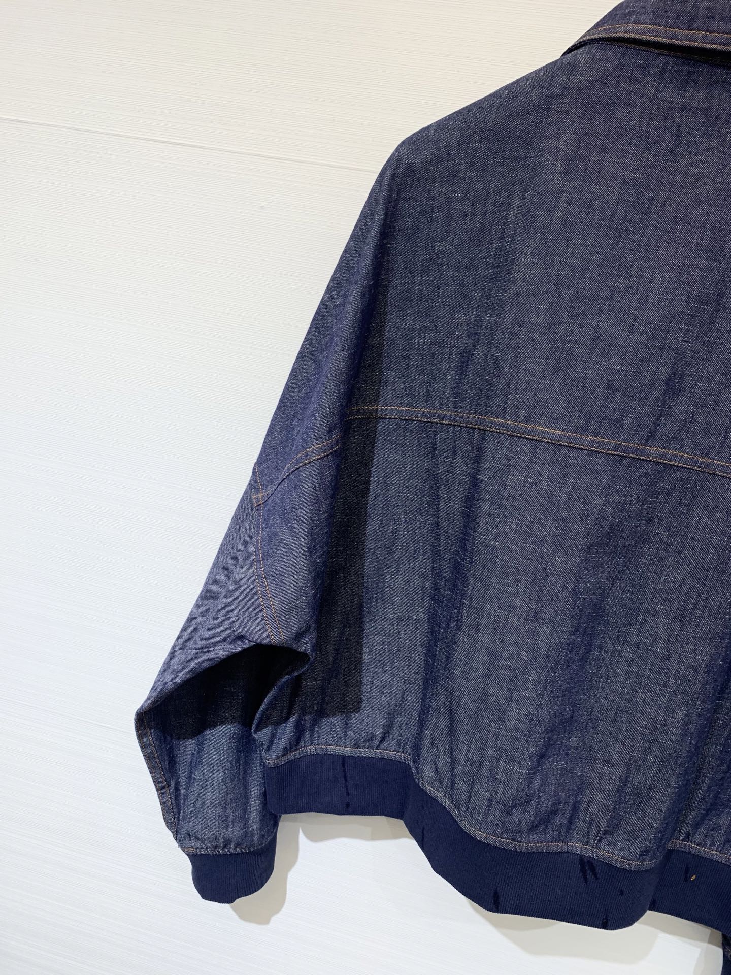 BC 25秋冬新款 闪亮拉片装饰牛仔飞行员夹克 定制牛仔效果斜纹面料 这款纯棉斜纹面料外观与传统牛仔布十