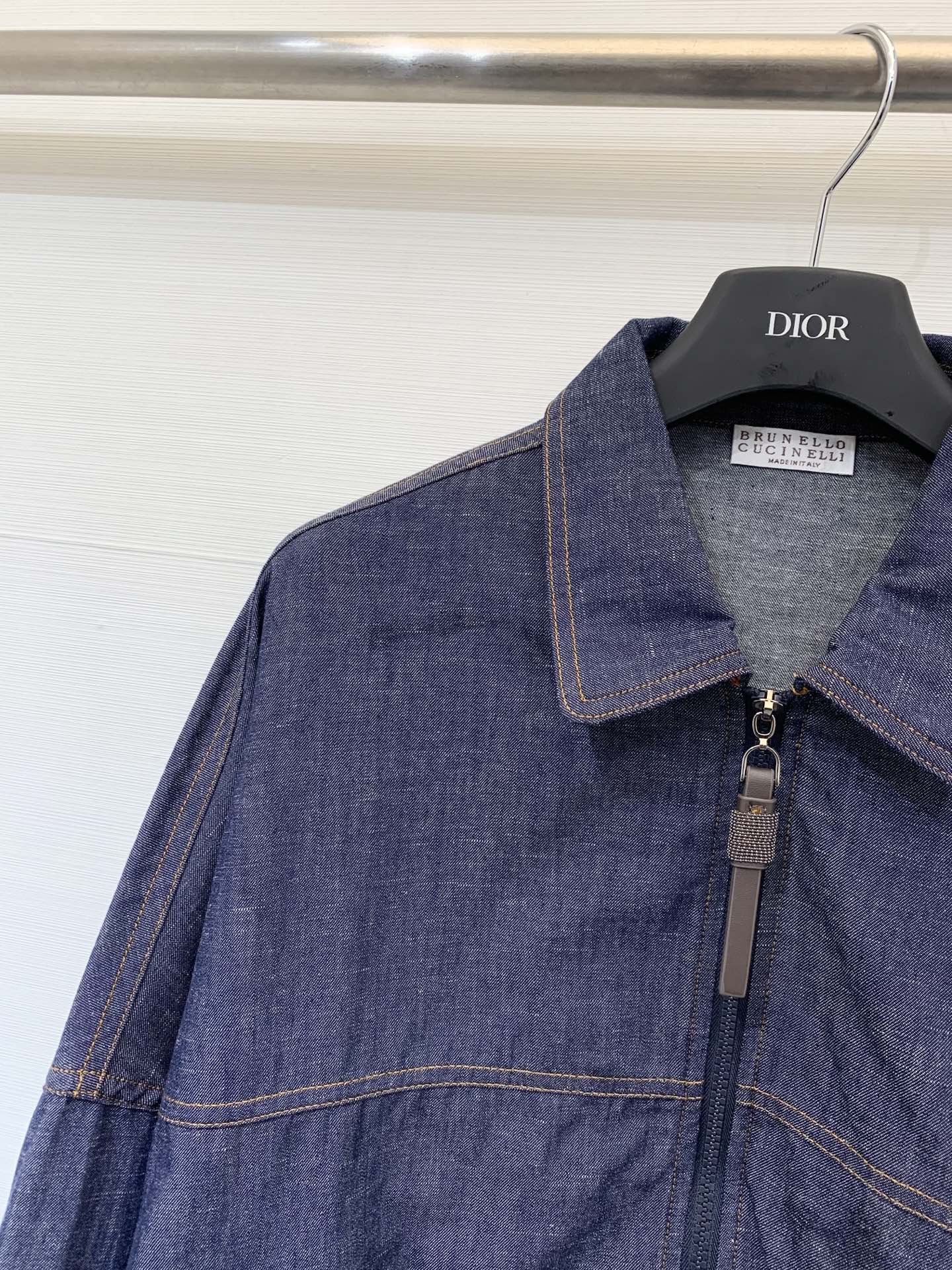 BC 25秋冬新款 闪亮拉片装饰牛仔飞行员夹克 定制牛仔效果斜纹面料 这款纯棉斜纹面料外观与传统牛仔布十