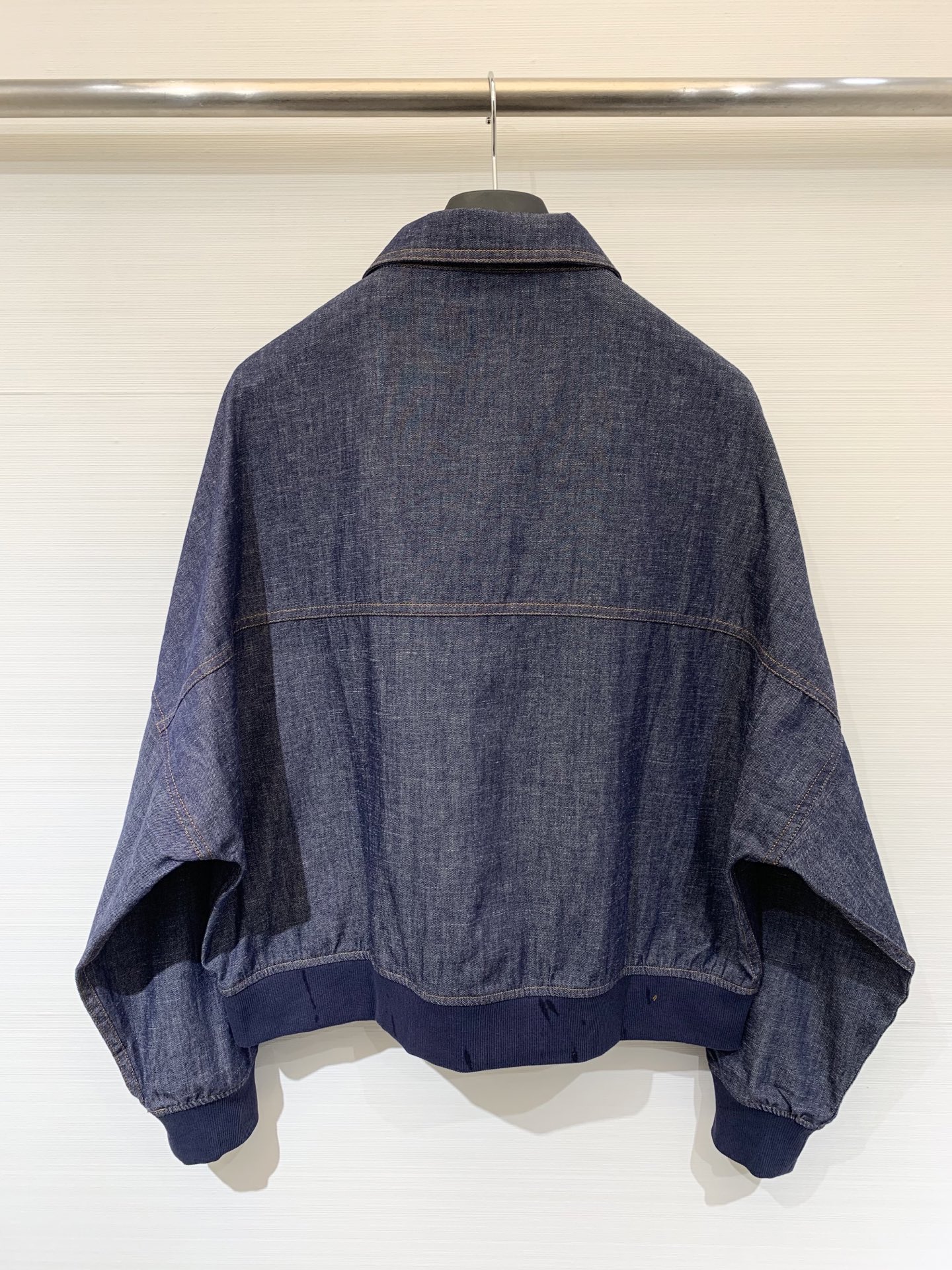 BC 25秋冬新款 闪亮拉片装饰牛仔飞行员夹克 定制牛仔效果斜纹面料 这款纯棉斜纹面料外观与传统牛仔布十