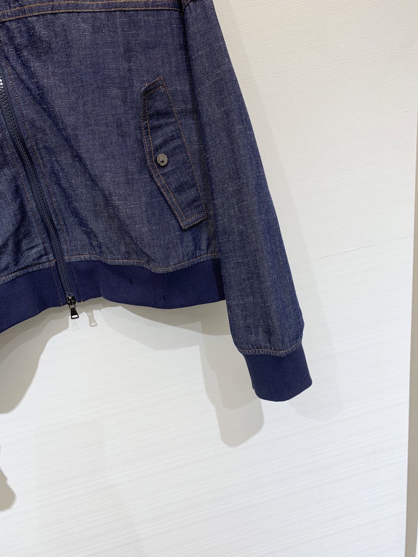 BC 25秋冬新款 闪亮拉片装饰牛仔飞行员夹克 定制牛仔效果斜纹面料 这款纯棉斜纹面料外观与传统牛仔布十