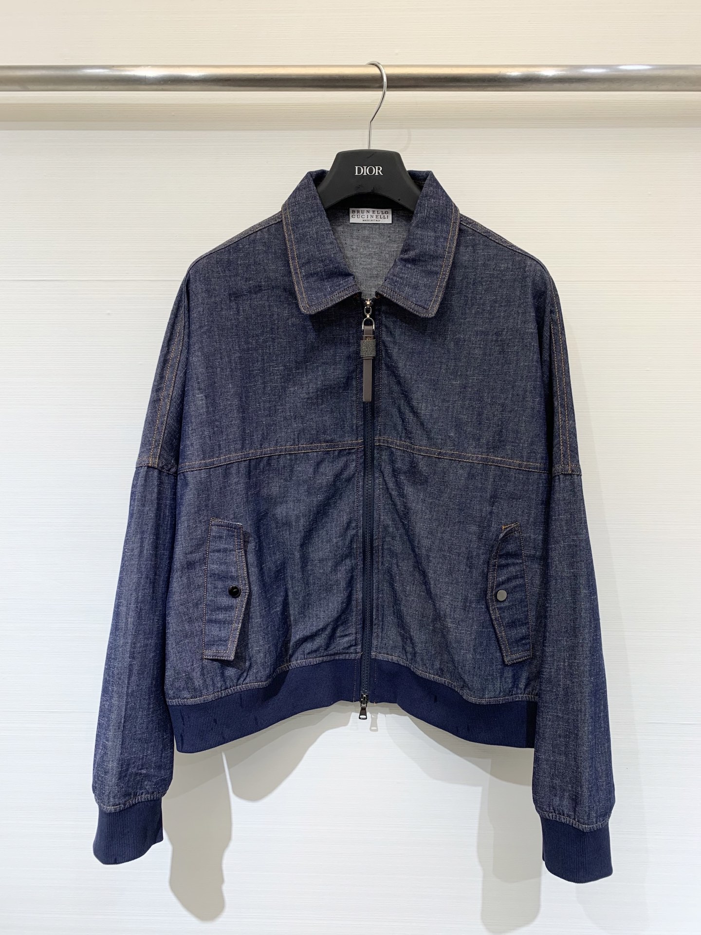 NO:494953,BC 25 autumn and winter new style shiny pull-piece decorative denim bomber jacket Custom denim effect twill fabric This cotton twill fabric looks very similar to traditional denim but is light and skin-friendly. It is perfect for wearing in warm climates. Size sml,, jackets & coats,alexander wang19860909BC 25秋冬新款 闪亮拉片装饰牛仔飞行员夹克 定制牛仔效果斜纹面料 这款纯棉斜纹面料外观与传统牛仔布十分相似 但却轻盈亲肤 非常适合在温暖气候穿着 码数sml,,jackets & coats,alexander wang,Women's clothing