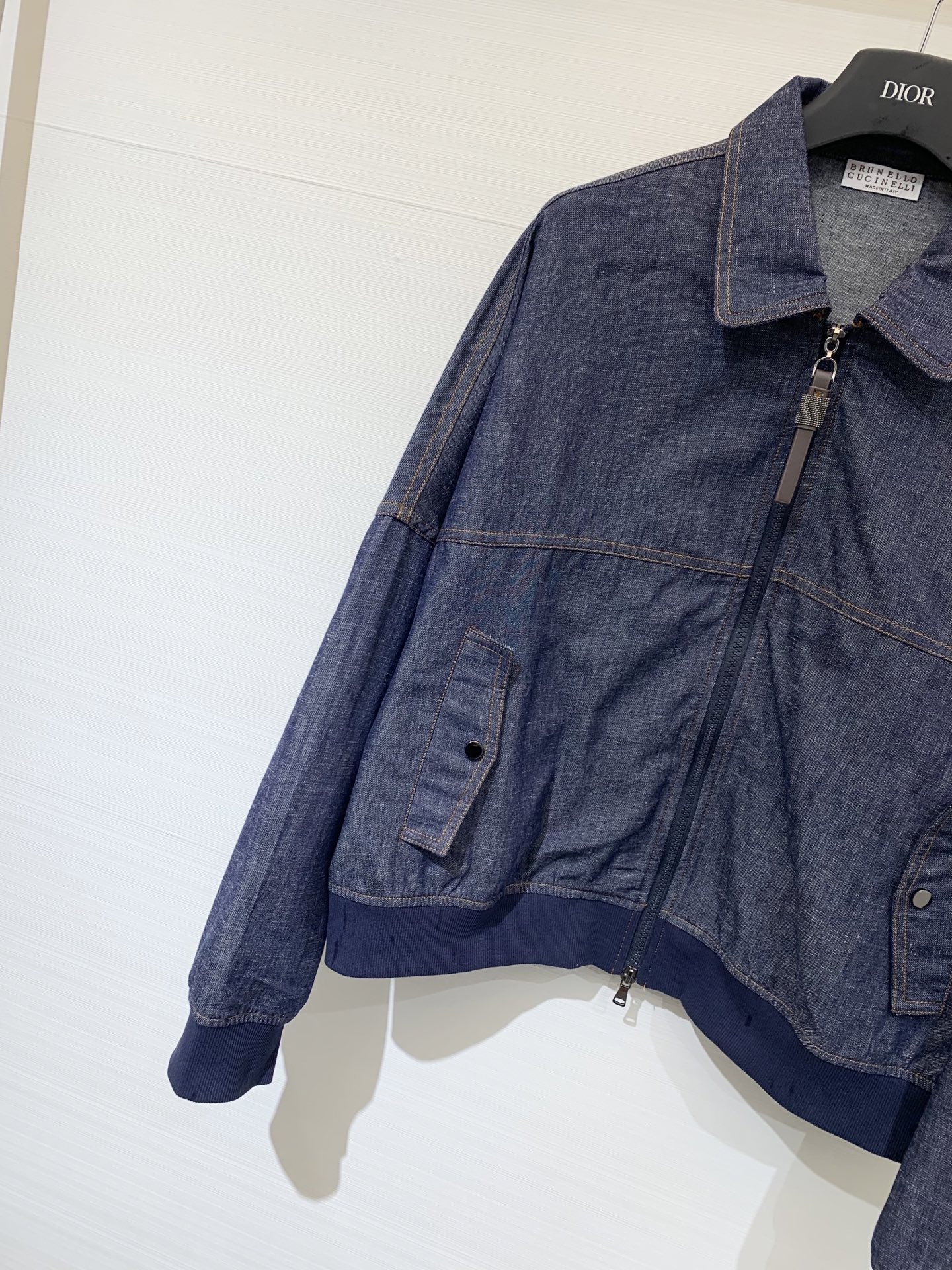 BC 25秋冬新款 闪亮拉片装饰牛仔飞行员夹克 定制牛仔效果斜纹面料 这款纯棉斜纹面料外观与传统牛仔布十