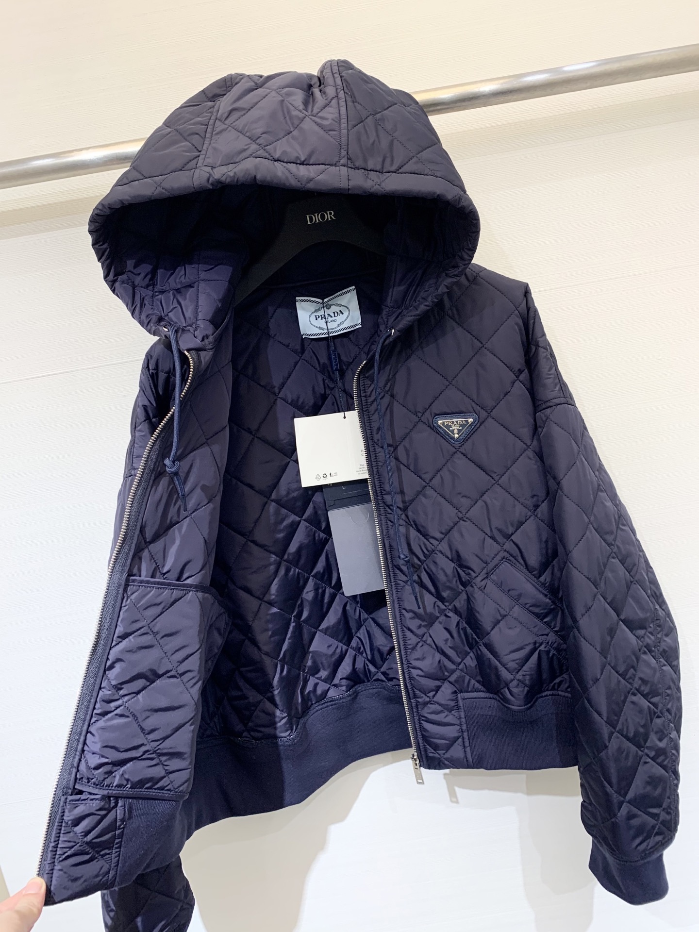 。rad* 25Fw秋冬新款 三角标菱格纹连帽棉服外套 经典菱格纹绗缝 质感高级又饱满 连帽设计增添休闲