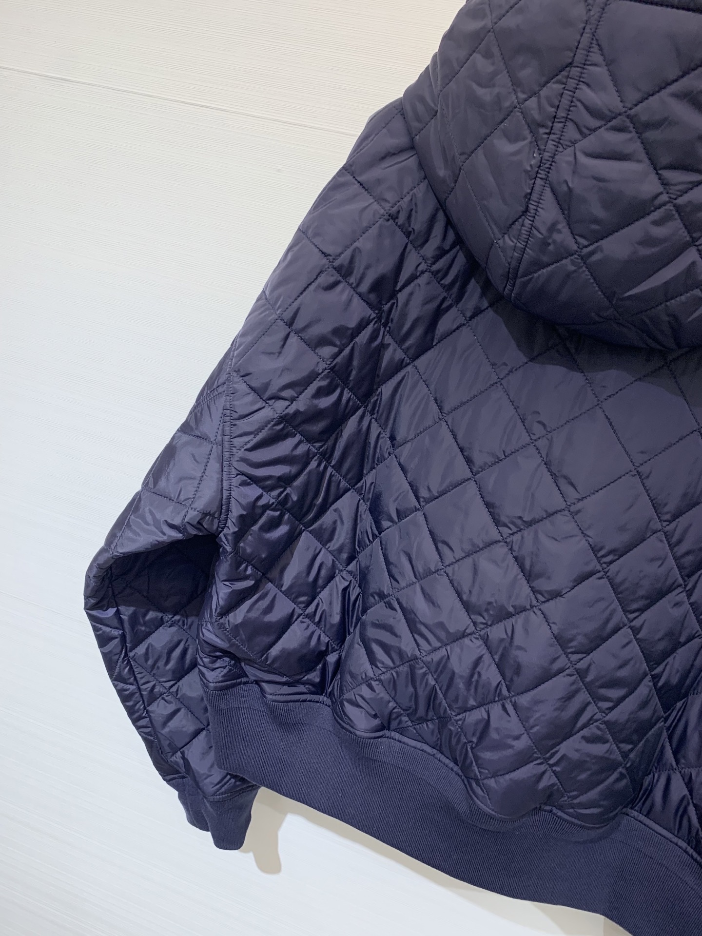 。rad* 25Fw秋冬新款 三角标菱格纹连帽棉服外套 经典菱格纹绗缝 质感高级又饱满 连帽设计增添休闲