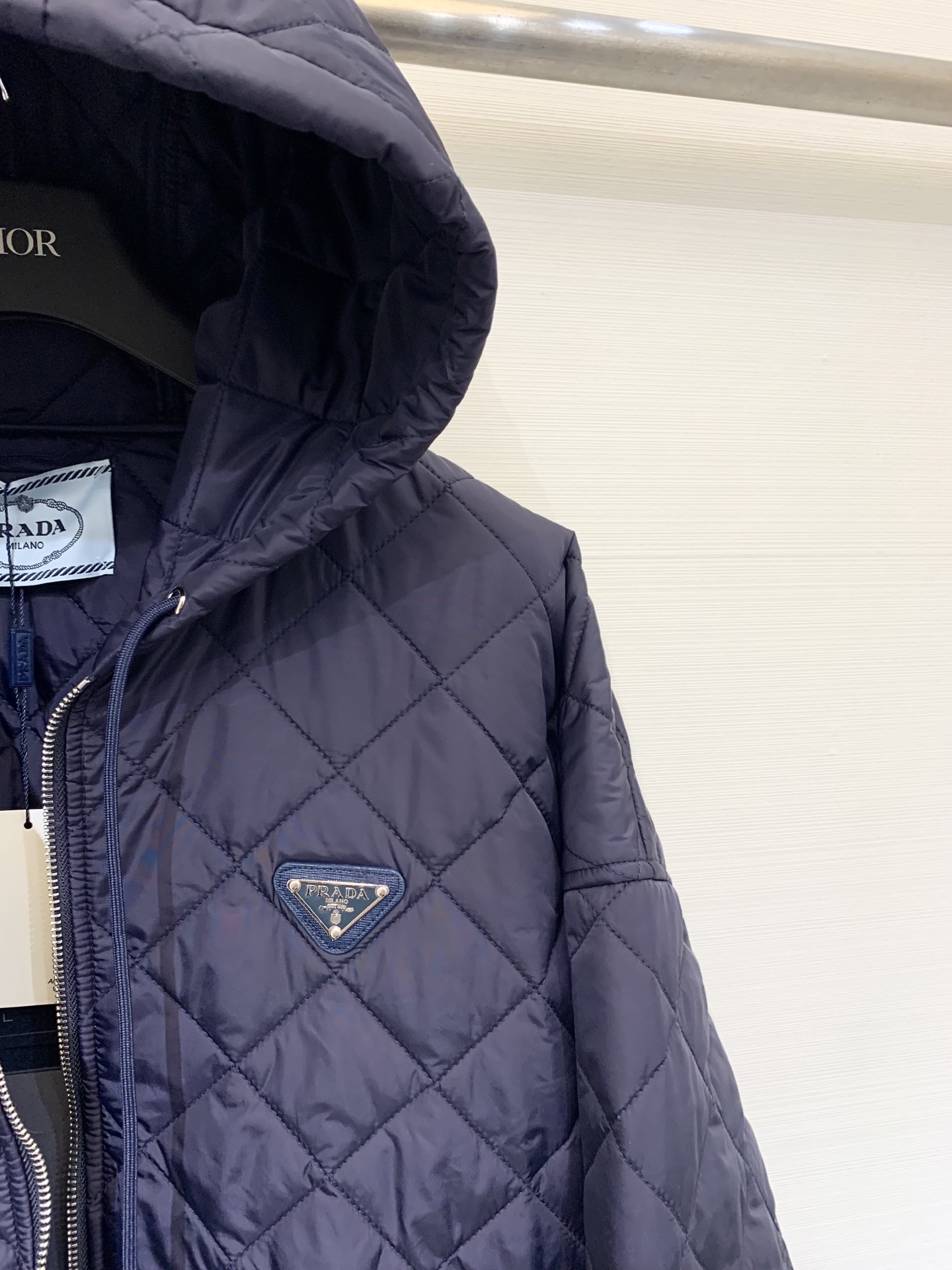 。rad* 25Fw秋冬新款 三角标菱格纹连帽棉服外套 经典菱格纹绗缝 质感高级又饱满 连帽设计增添休闲