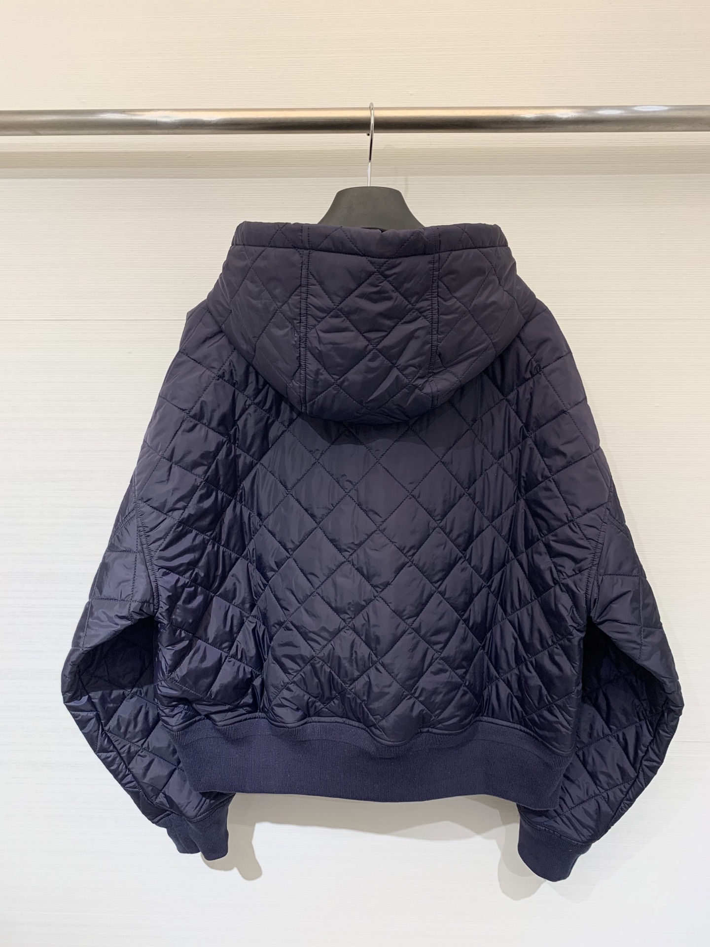 。rad* 25Fw秋冬新款 三角标菱格纹连帽棉服外套 经典菱格纹绗缝 质感高级又饱满 连帽设计增添休闲