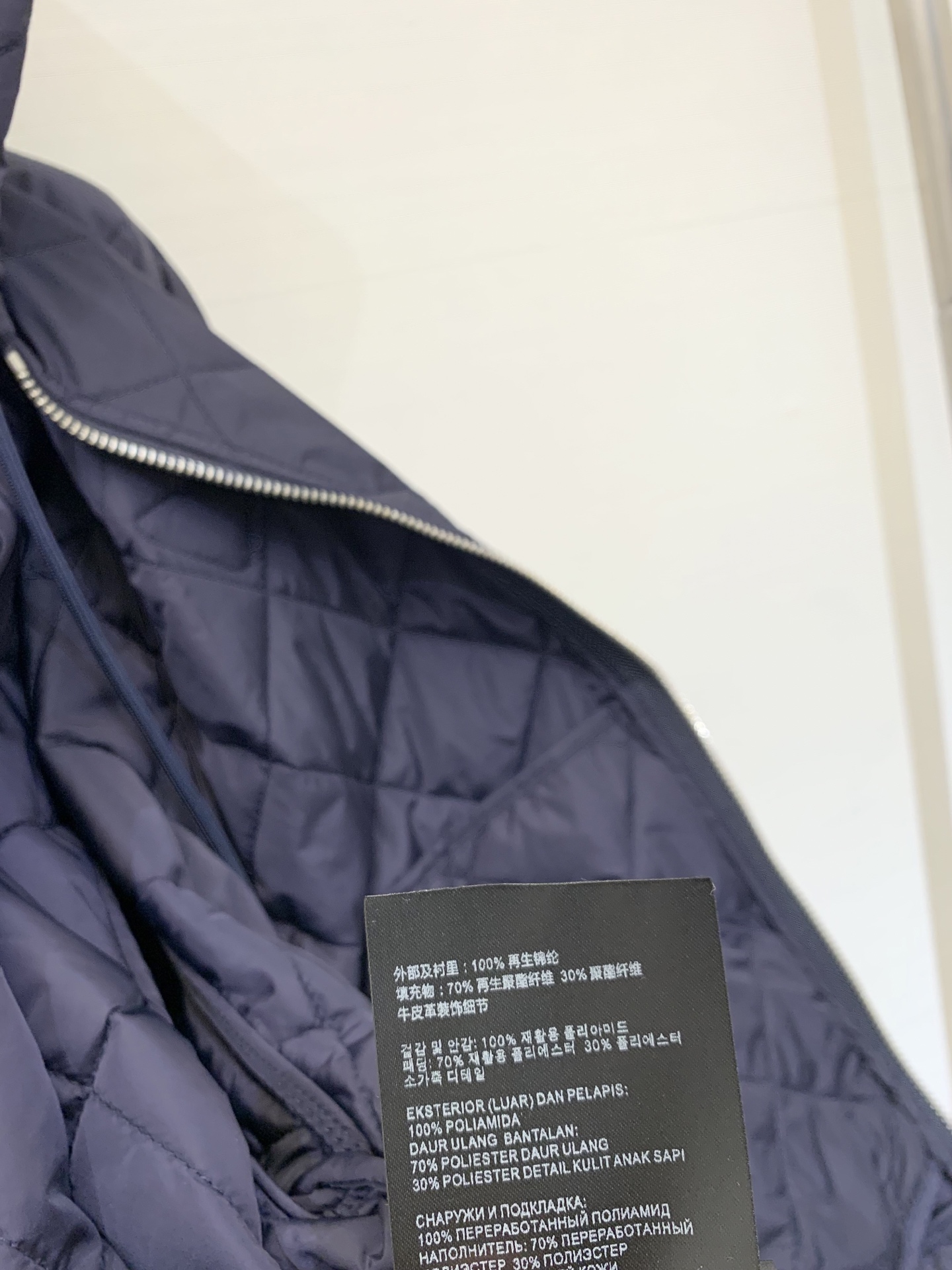 。rad* 25Fw秋冬新款 三角标菱格纹连帽棉服外套 经典菱格纹绗缝 质感高级又饱满 连帽设计增添休闲