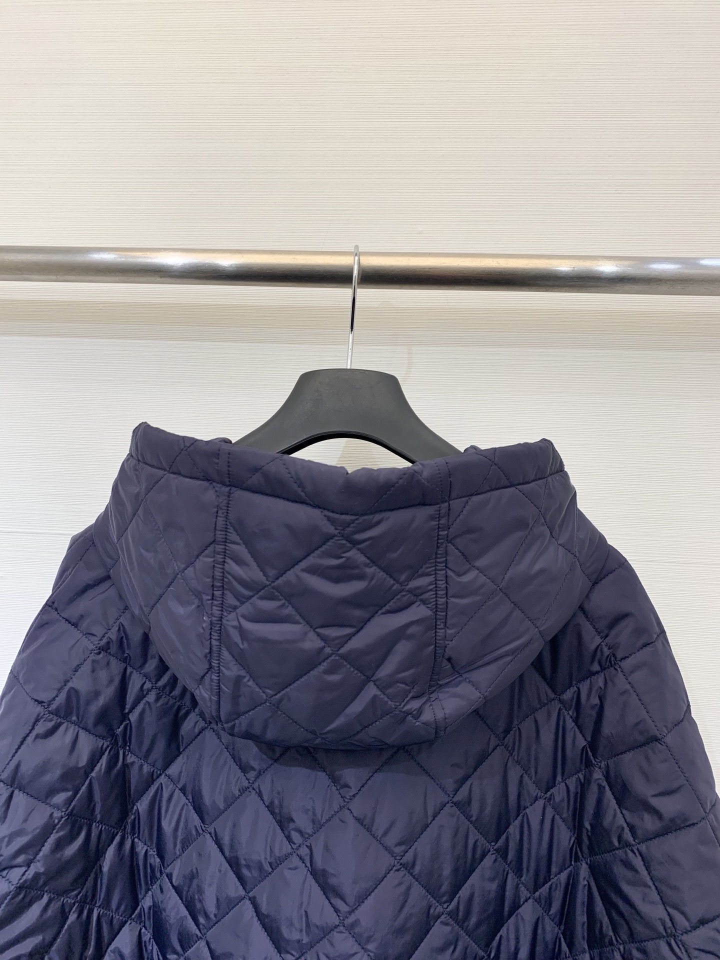 。rad* 25Fw秋冬新款 三角标菱格纹连帽棉服外套 经典菱格纹绗缝 质感高级又饱满 连帽设计增添休闲