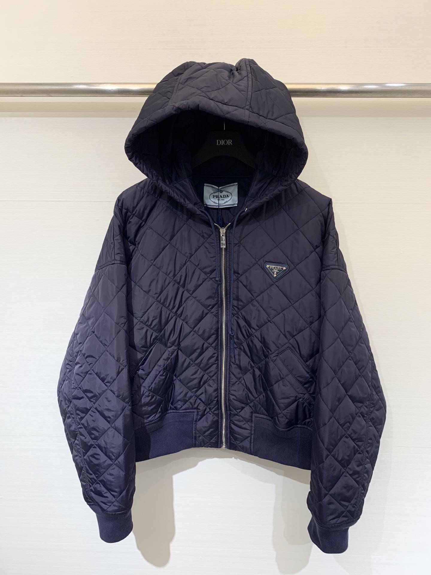 NO:494977,Prad* 25Fw autumn and winter new style, triangle diamond cushion hooded cotton jacket, classic diamond quilting, high-end and full texture, hooded design adds a casual feeling, the zipper is convenient and neat, the style is loose and not picky, the navy blue is versatile and textured, the inner wear is simple and easy to create a casual and fashionable look, it is indispensable for autumn and winter outfits. Size sml, prada, jackets & coats, hats, alexander wang19860909Prad* 25Fw秋冬新款 三角标菱格纹连帽棉服外套 经典菱格纹绗缝 质感高级又饱满 连帽设计增添休闲感 拉链开合方便又利落 版型宽松不挑人 藏青色百搭又显质感 内搭简约单品就很出挑 轻松打造随性又时髦的造型 秋冬穿搭少不了它 码数sml,,prada,jackets & coats,hats,alexander wang,Women's clothing