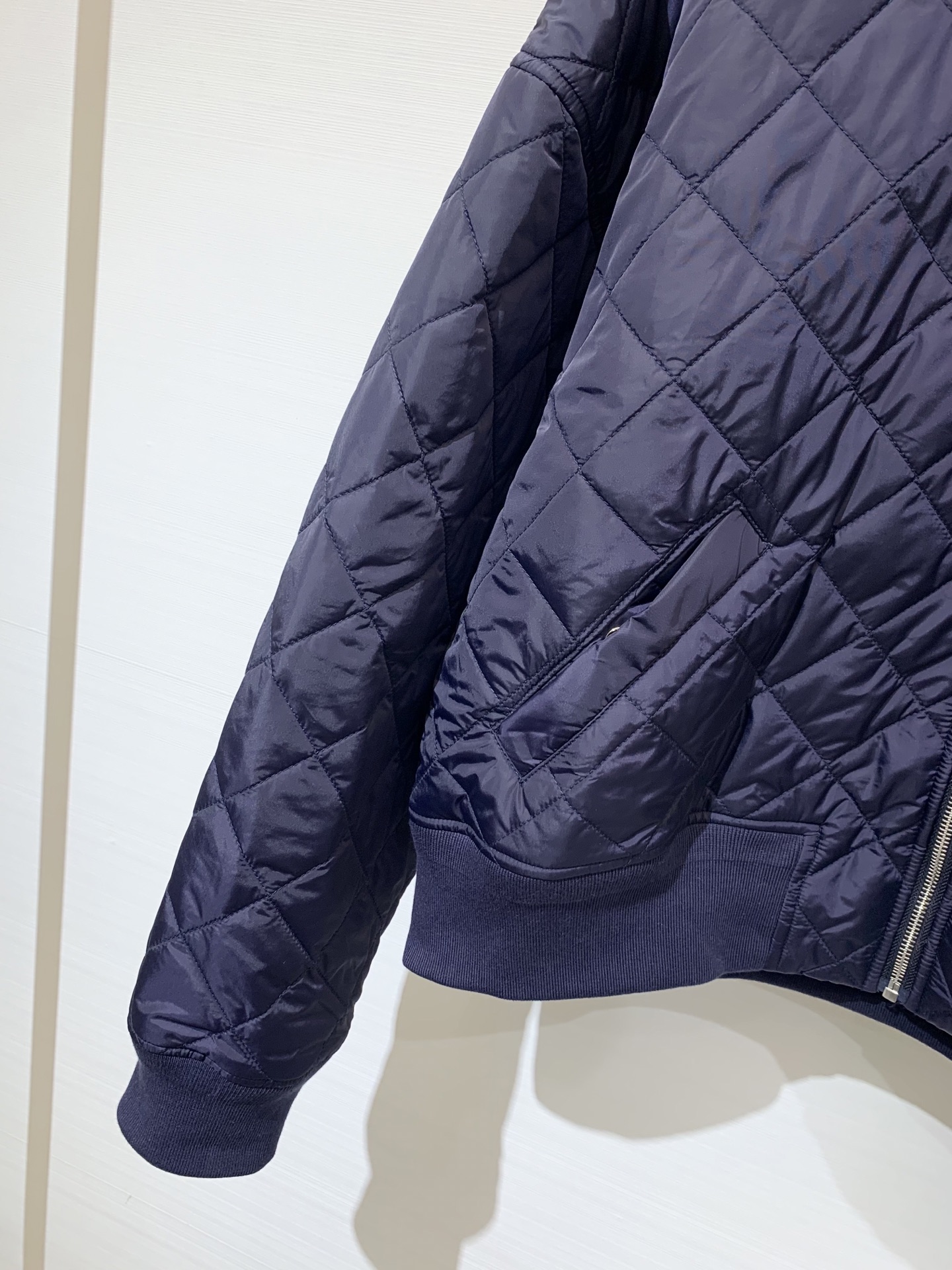 。rad* 25Fw秋冬新款 三角标菱格纹连帽棉服外套 经典菱格纹绗缝 质感高级又饱满 连帽设计增添休闲