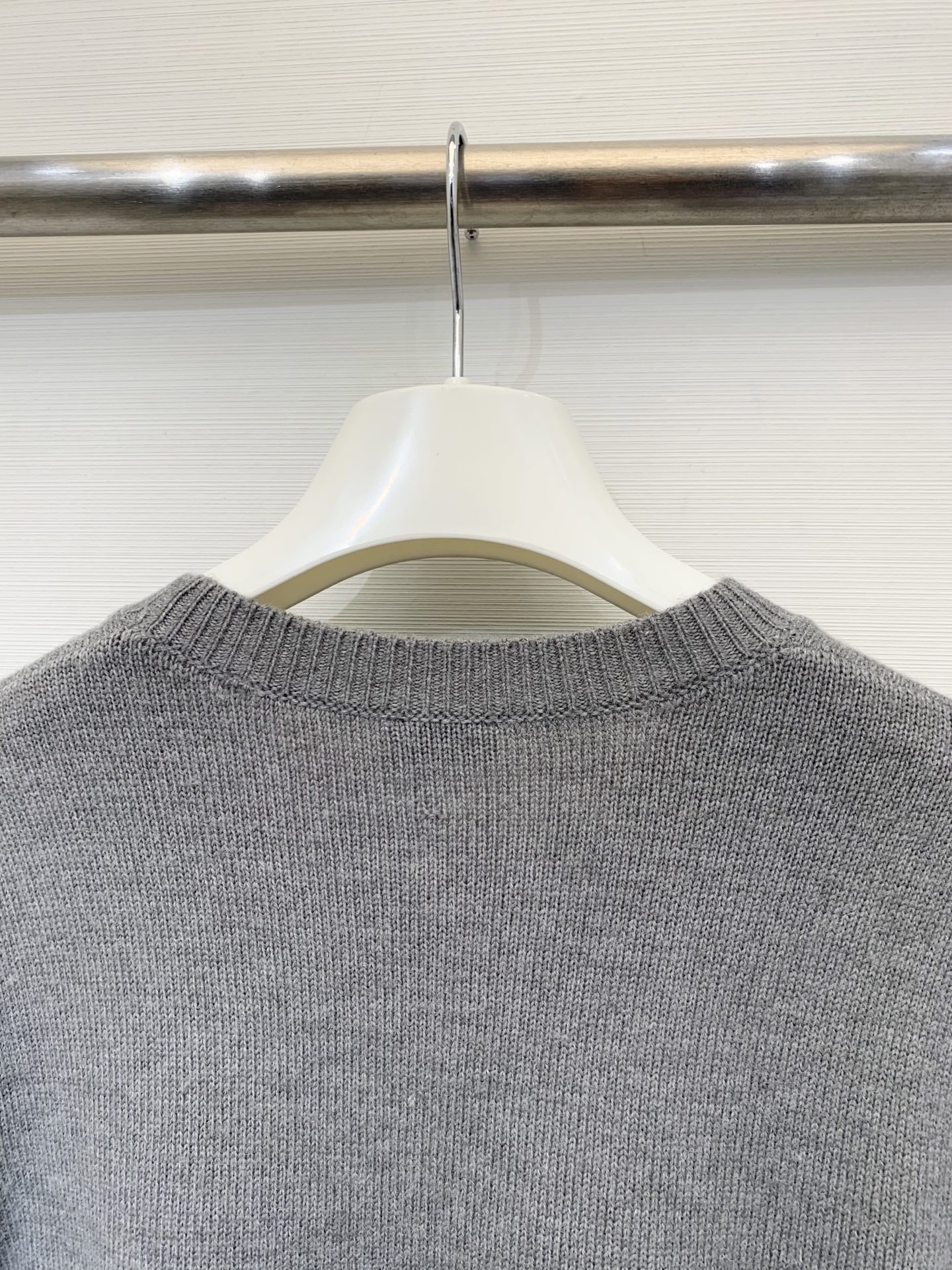 Loewe 25早秋新款 字母刺绣圆领针织长袖 定制100%羊毛材质 软糯有质感 高级大气 白色 灰色 