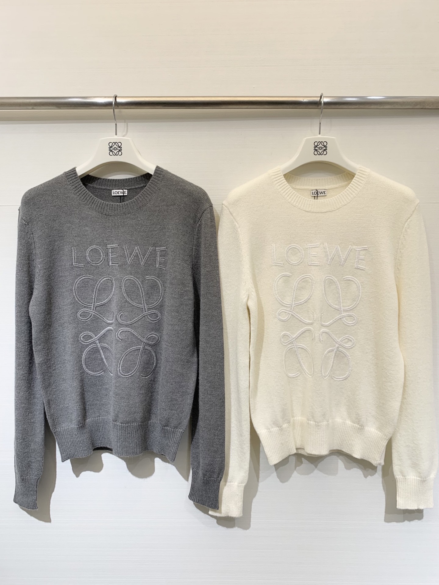 NO:494992,Loewe 25 early autumn new style, letter embroidered round neck knitted long sleeves, customized wool material, soft and textured, high-end and atmospheric, white, gray, royal blue, sml,,loewe,alexander wang19860909Loewe 25早秋新款 字母刺绣圆领针织长袖 定制羊毛材质 软糯有质感 高级大气 白色 灰色 宝蓝 码数sml,,loewe,alexander wang,Women's clothing