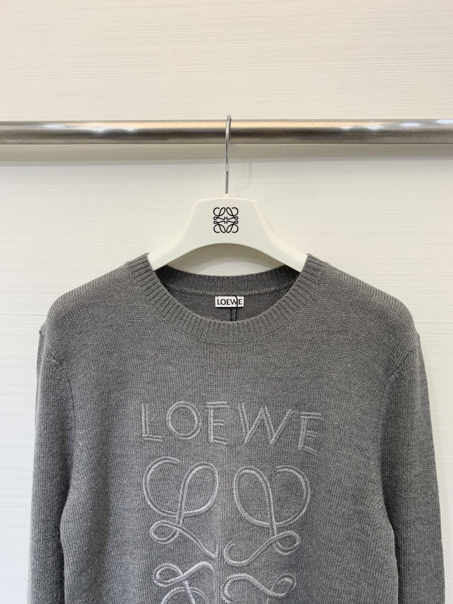 Loewe 25早秋新款 字母刺绣圆领针织长袖 定制100%羊毛材质 软糯有质感 高级大气 白色 灰色 