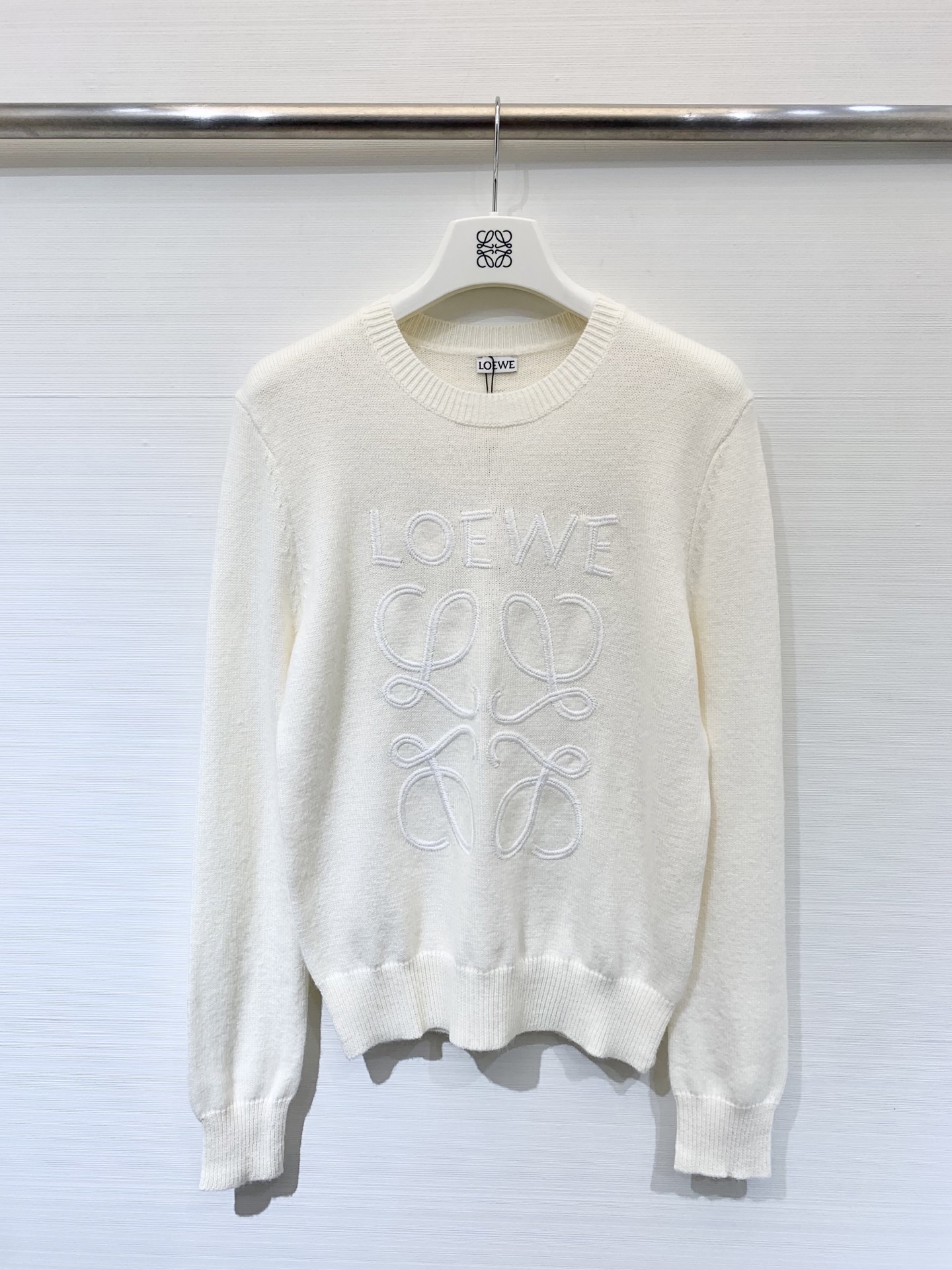 NO:495006,Loewe 25 early autumn new style, letter embroidered round neck knitted long sleeves, customized wool material, soft and textured, high-end and atmospheric, white, gray, royal blue, sml,,loewe,alexander wang19860909Loewe 25早秋新款 字母刺绣圆领针织长袖 定制羊毛材质 软糯有质感 高级大气 白色 灰色 宝蓝 码数sml,,loewe,alexander wang,Women's clothing