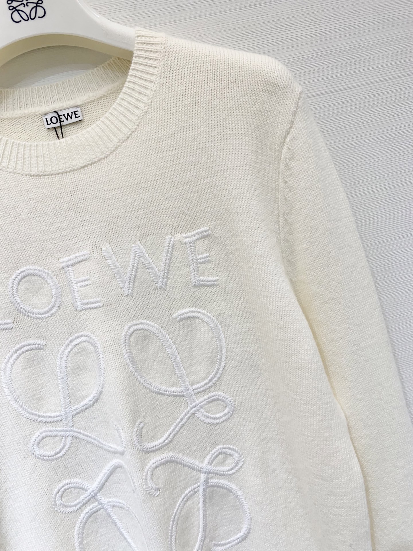Loewe 25早秋新款 字母刺绣圆领针织长袖 定制100%羊毛材质 软糯有质感 高级大气 白色 灰色 