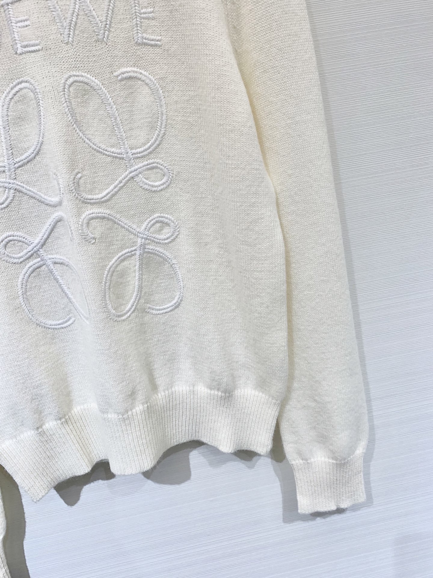 Loewe 25早秋新款 字母刺绣圆领针织长袖 定制100%羊毛材质 软糯有质感 高级大气 白色 灰色 