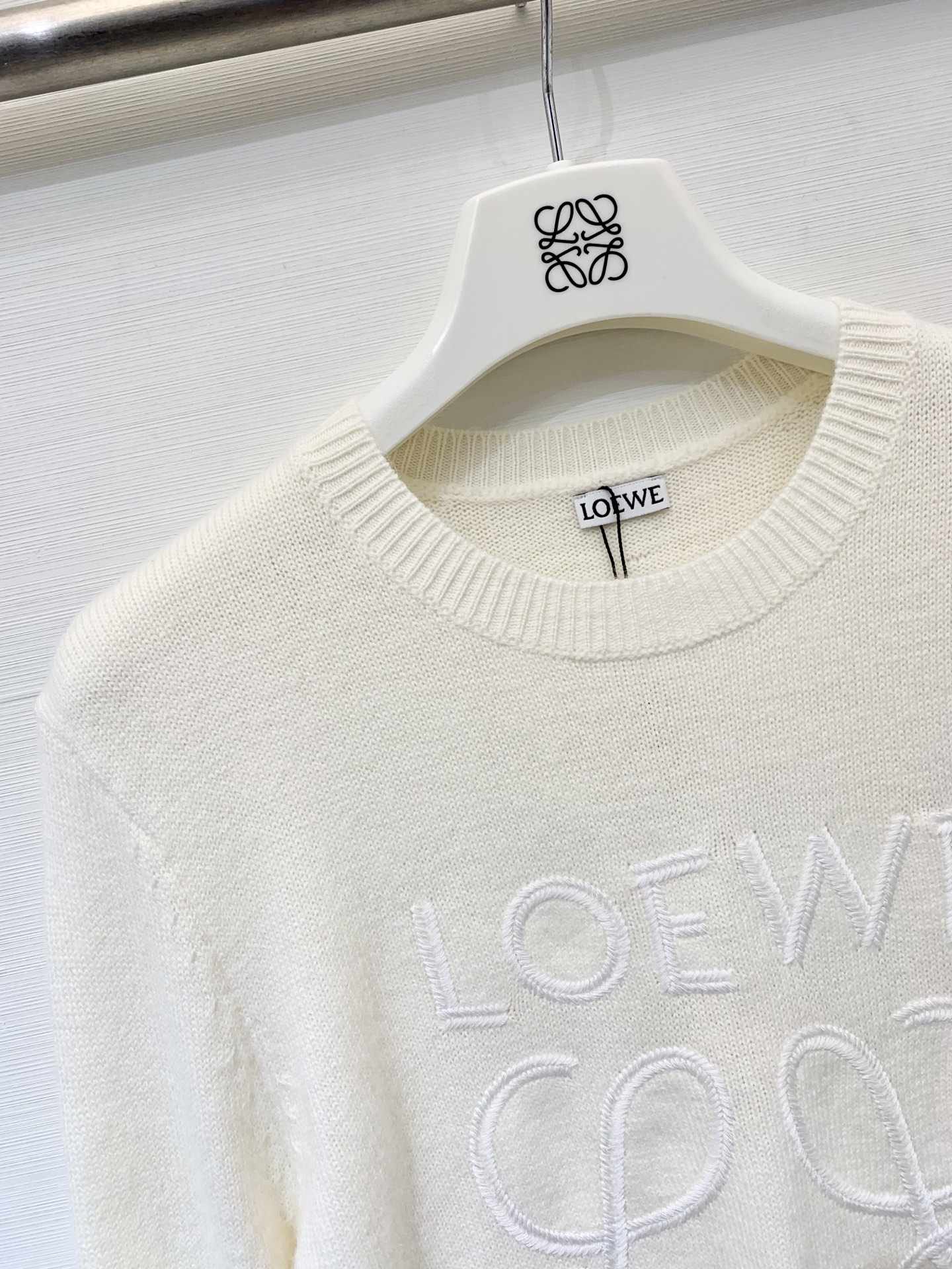 Loewe 25早秋新款 字母刺绣圆领针织长袖 定制100%羊毛材质 软糯有质感 高级大气 白色 灰色 