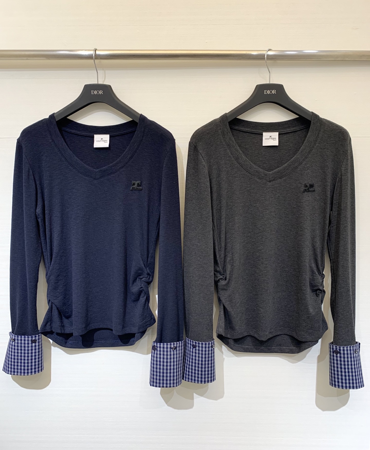 Courreges 25早秋新款 V领拼接手袖长袖打底T恤 胸前经典LOGO点缀 下摆褶皱收腰工艺 手袖