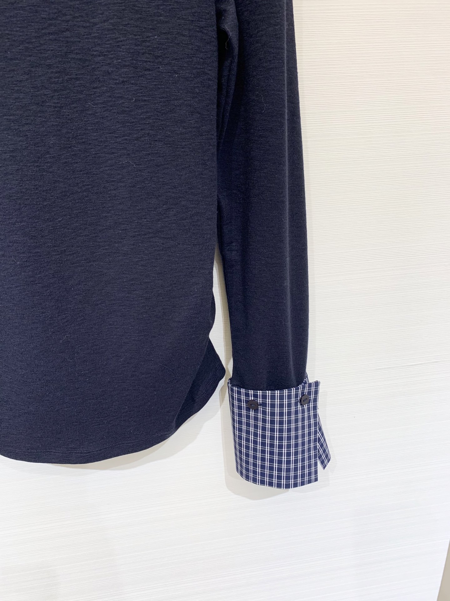 Courreges 25早秋新款 V领拼接手袖长袖打底T恤 胸前经典LOGO点缀 下摆褶皱收腰工艺 手袖