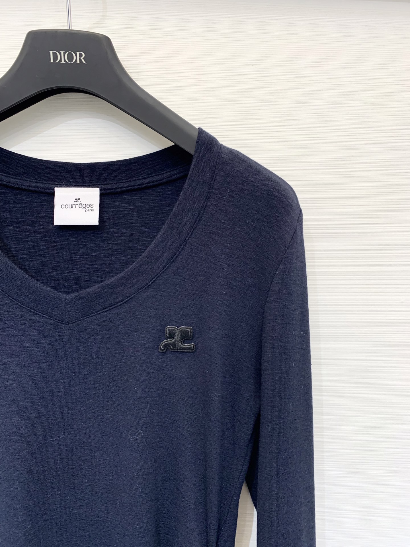 Courreges 25早秋新款 V领拼接手袖长袖打底T恤 胸前经典LOGO点缀 下摆褶皱收腰工艺 手袖