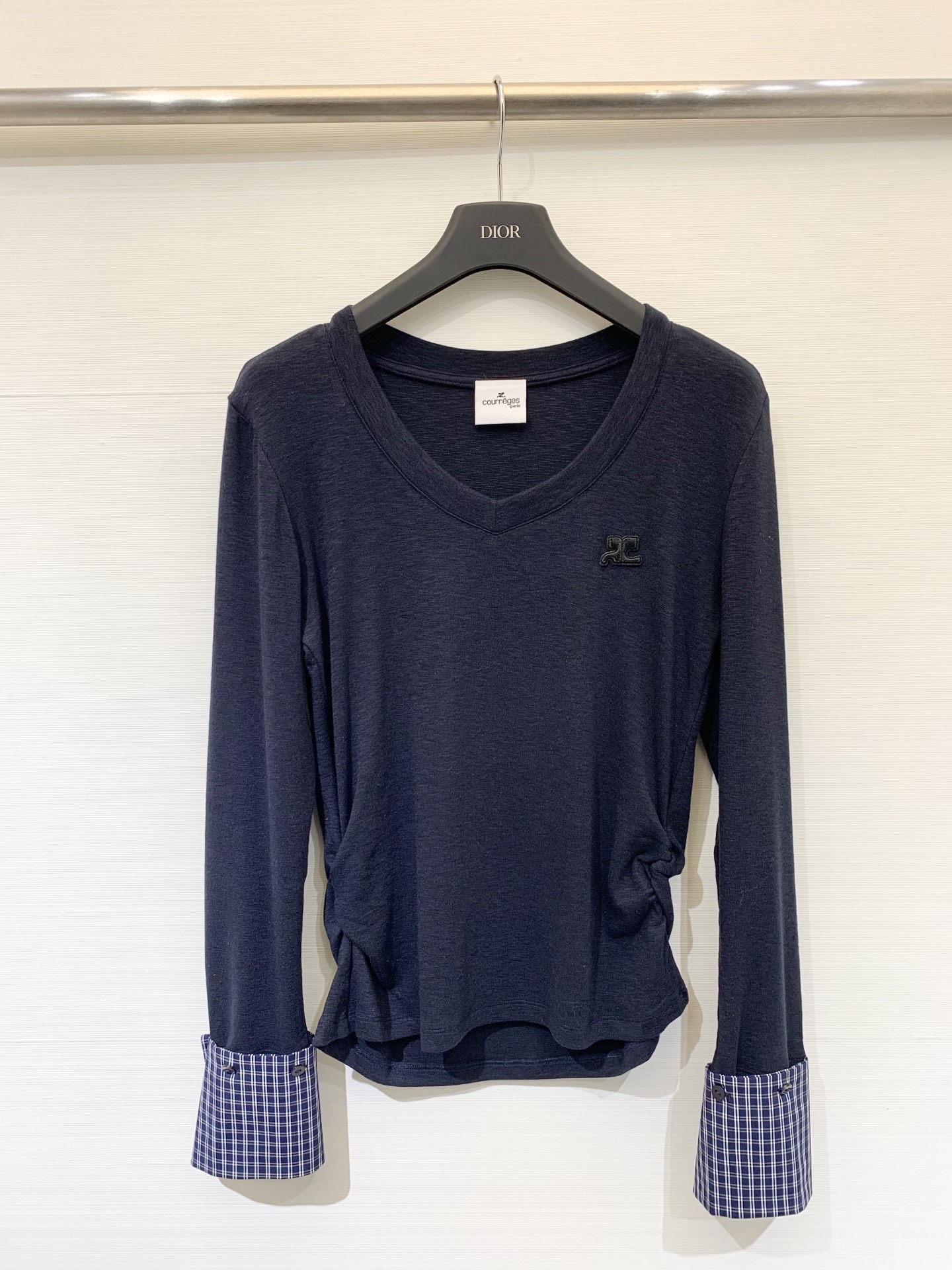 Courreges 25早秋新款 V领拼接手袖长袖打底T恤 胸前经典LOGO点缀 下摆褶皱收腰工艺 手袖