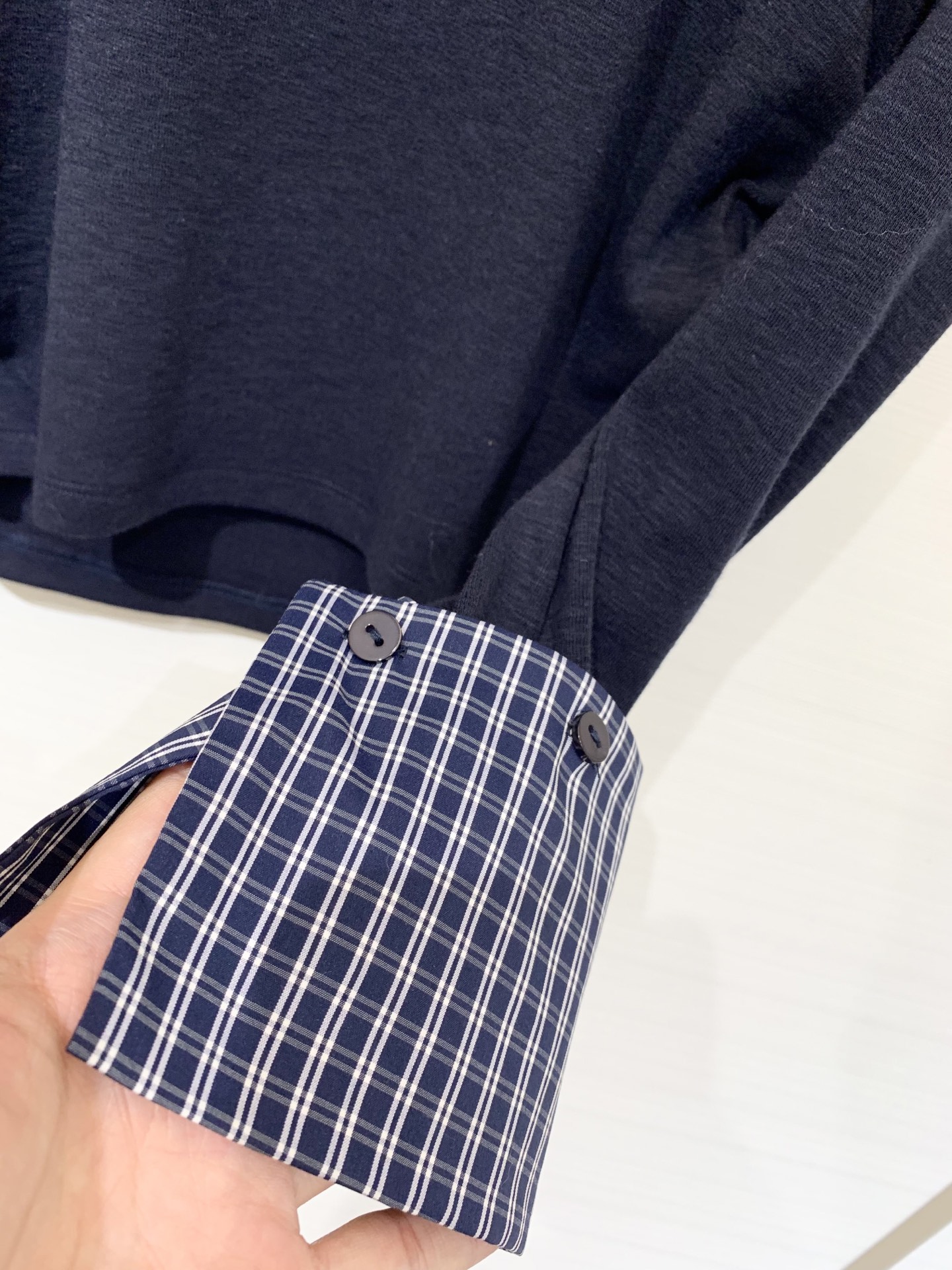 Courreges 25早秋新款 V领拼接手袖长袖打底T恤 胸前经典LOGO点缀 下摆褶皱收腰工艺 手袖