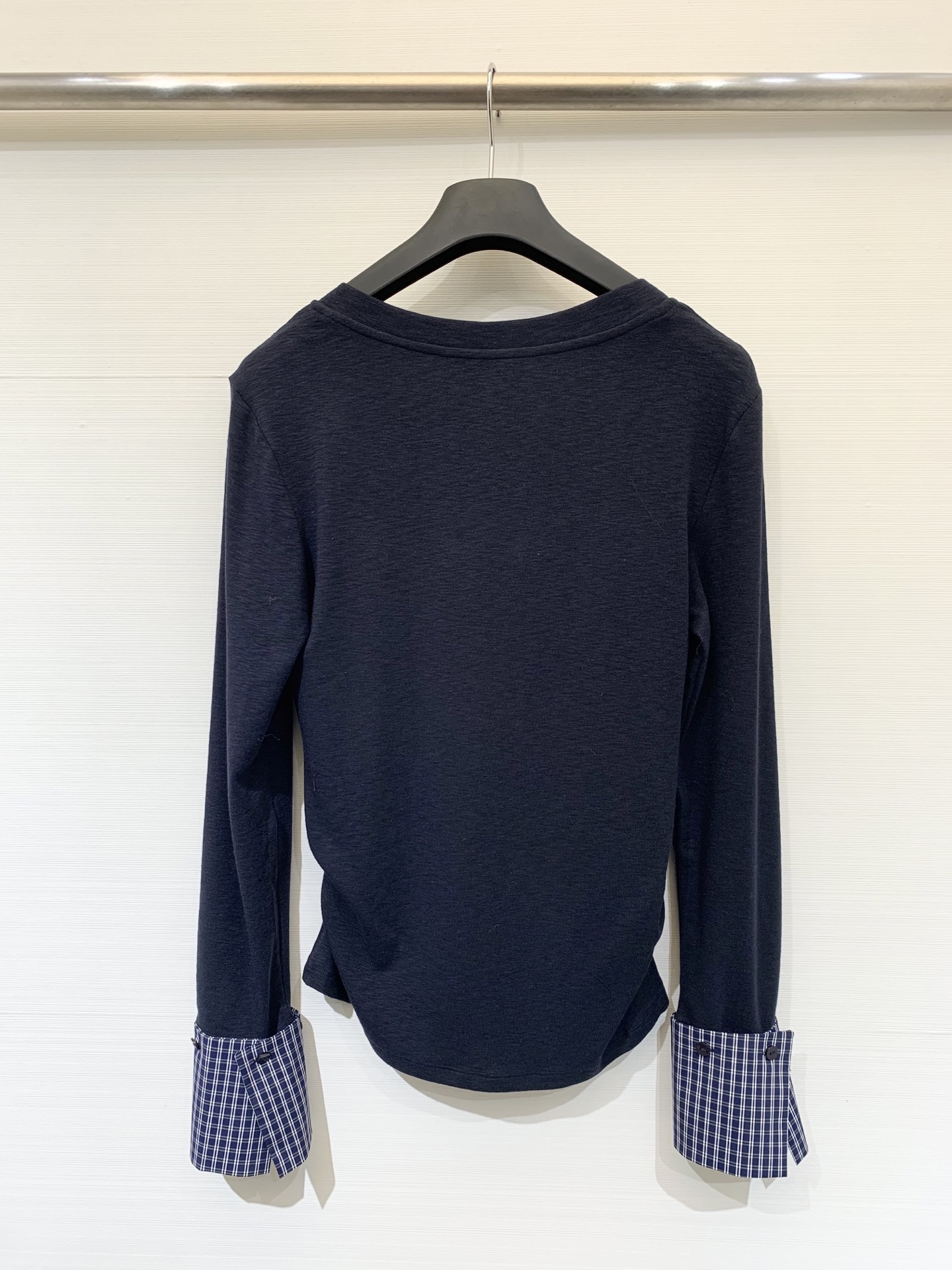 Courreges 25早秋新款 V领拼接手袖长袖打底T恤 胸前经典LOGO点缀 下摆褶皱收腰工艺 手袖