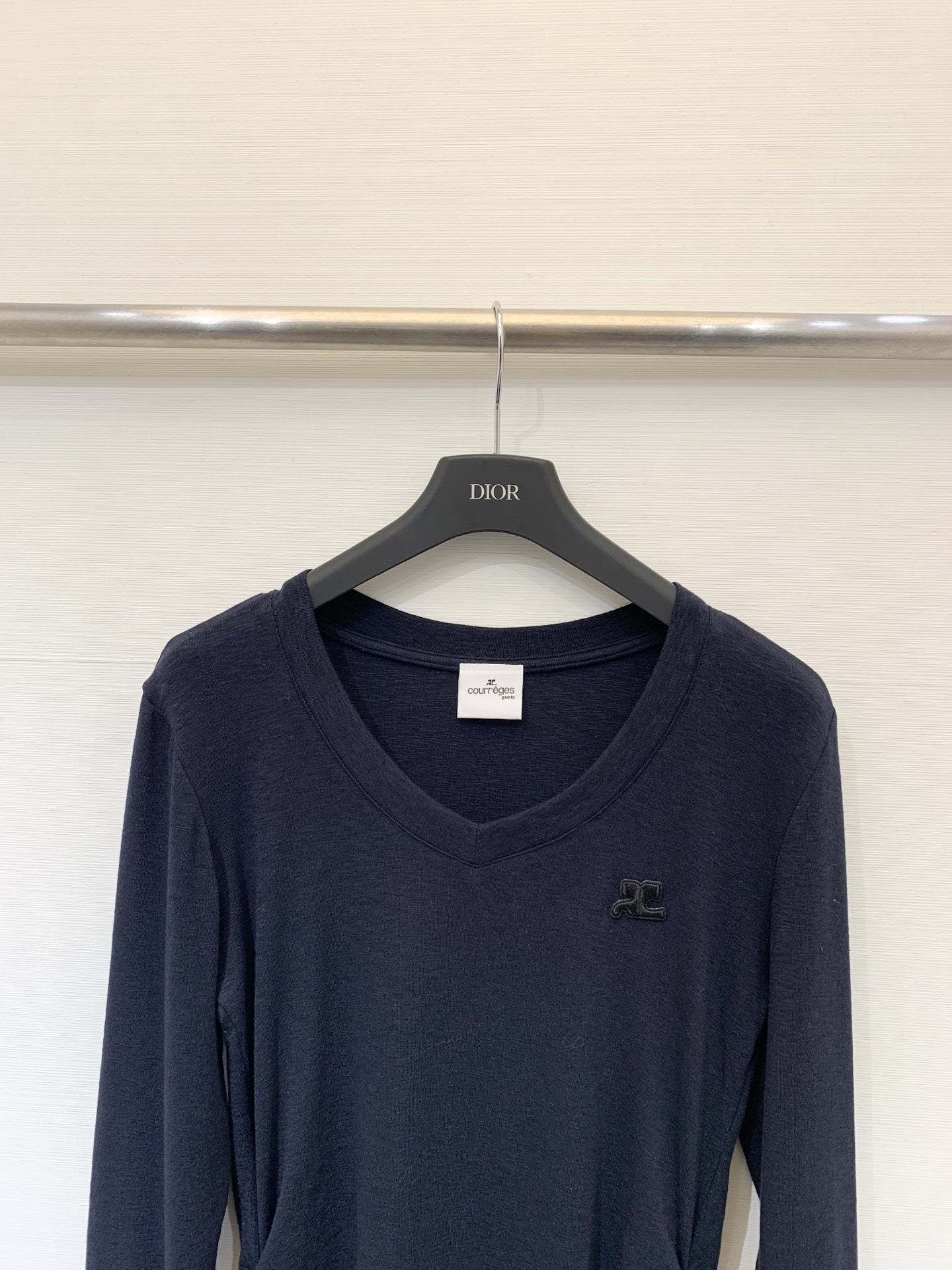 Courreges 25早秋新款 V领拼接手袖长袖打底T恤 胸前经典LOGO点缀 下摆褶皱收腰工艺 手袖