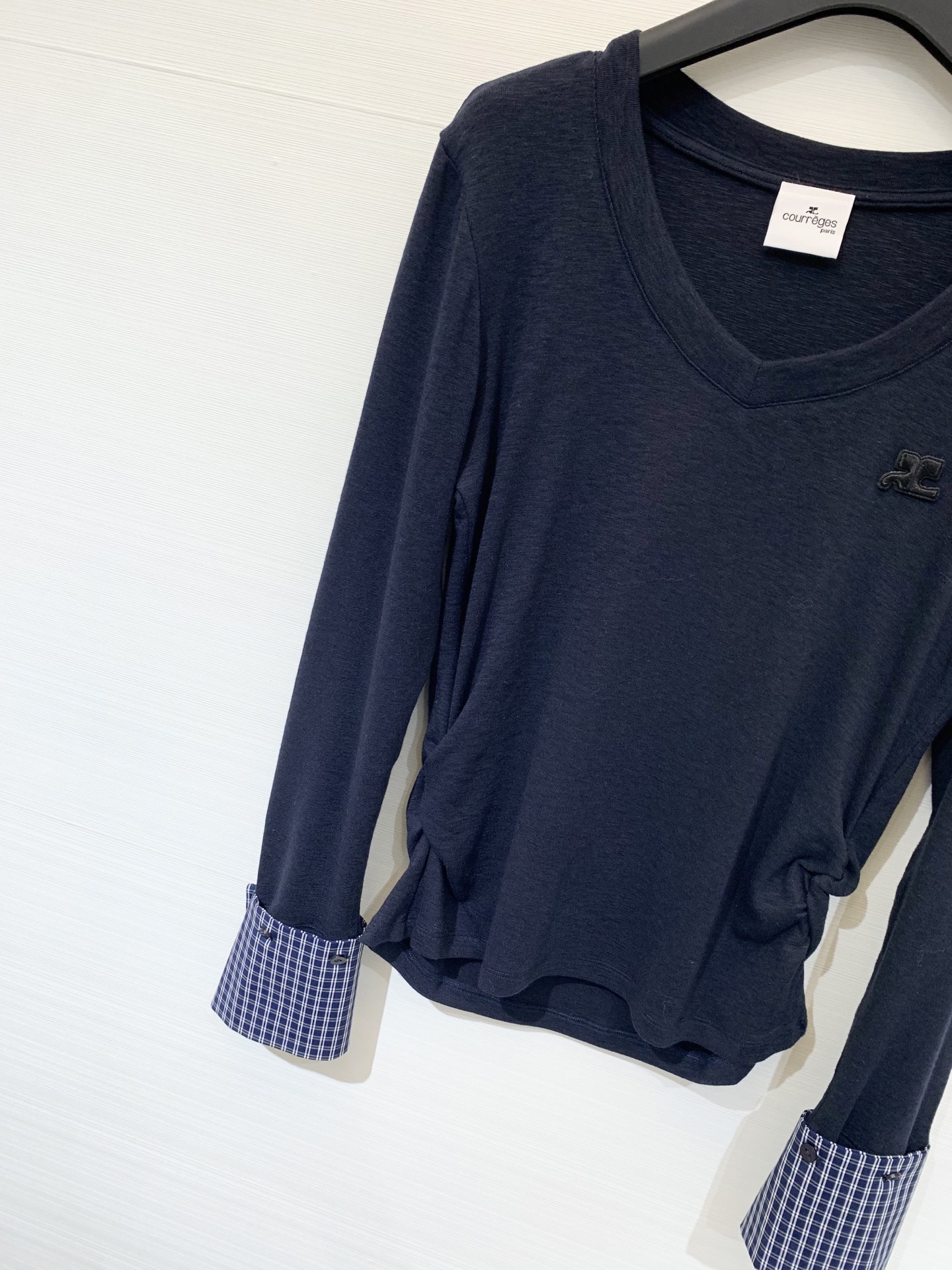 Courreges 25早秋新款 V领拼接手袖长袖打底T恤 胸前经典LOGO点缀 下摆褶皱收腰工艺 手袖