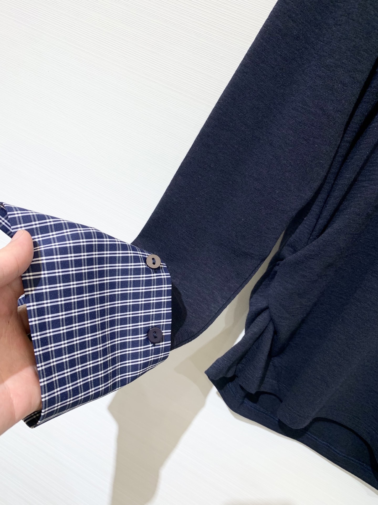 Courreges 25早秋新款 V领拼接手袖长袖打底T恤 胸前经典LOGO点缀 下摆褶皱收腰工艺 手袖