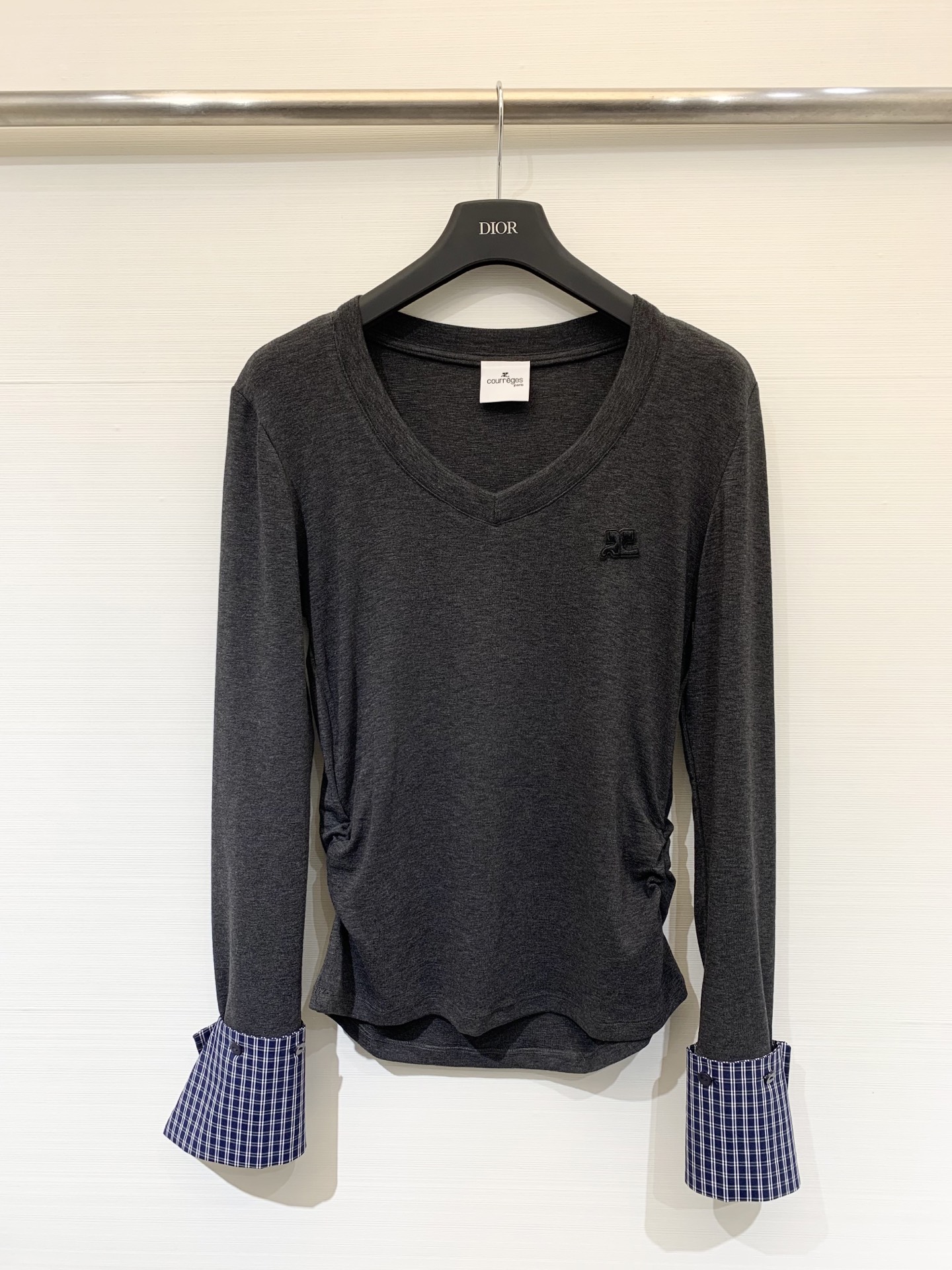 NO:496532,Courreges 25 early autumn new V-neck splicing hand-sleeved long-sleeved base T-shirt classic LOGO embellishment hem pleated waist-removing craft hand-sleeved disassembly splicing lattice design for base-making single-fitting high-end casual two-color sml, tees, t-shirt, alexander wang19860909Courreges 25早秋新款 V领拼接手袖长袖打底T恤 胸前经典LOGO点缀 下摆褶皱收腰工艺 手袖拆卸拼接格子设计 做打底单搭 高级休闲 两色sml,,tees，t-shirt,alexander wang,Women's clothing