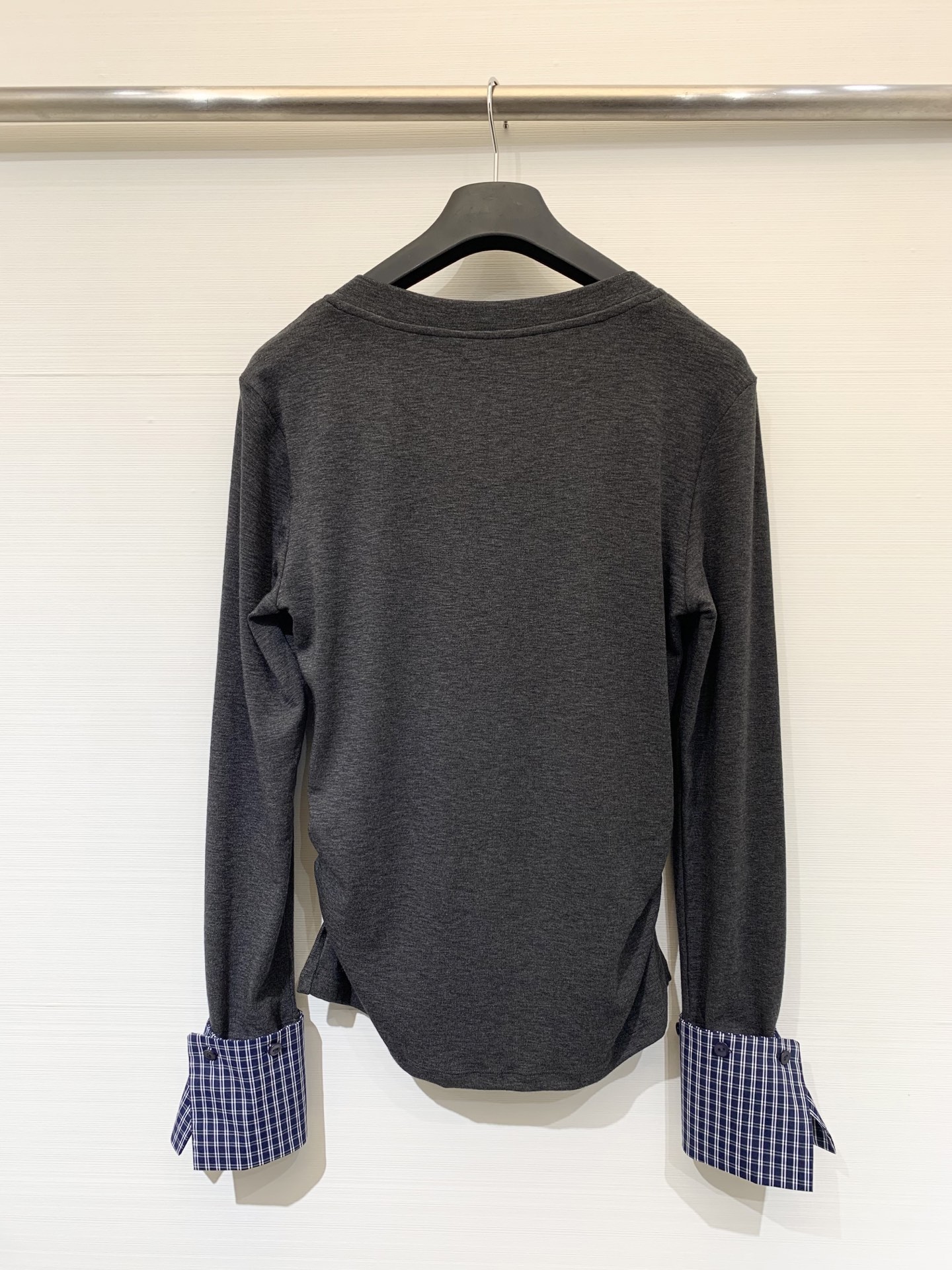 Courreges 25早秋新款 V领拼接手袖长袖打底T恤 胸前经典LOGO点缀 下摆褶皱收腰工艺 手袖